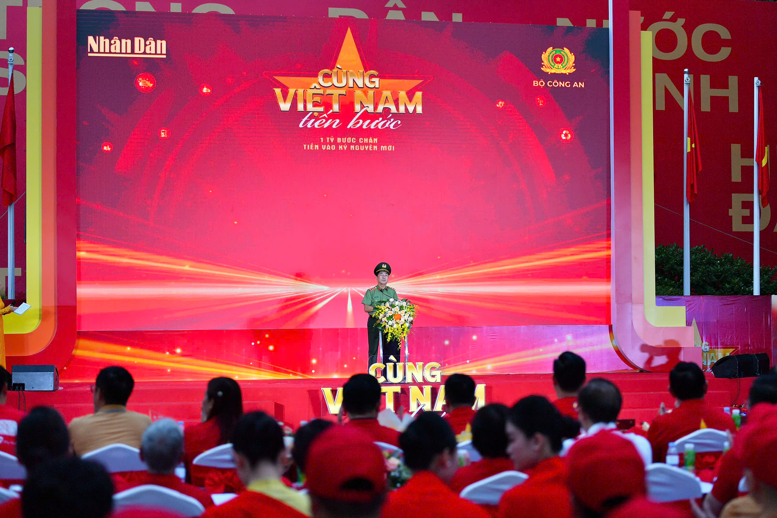Hơn 20.000 người Vietcombank hòa nhịp “Cùng Việt Nam tiến bước”- Ảnh 2. Hơn 20.000 người Vietcombank hòa nhịp “Cùng Việt Nam tiến bước”- Ảnh 2.