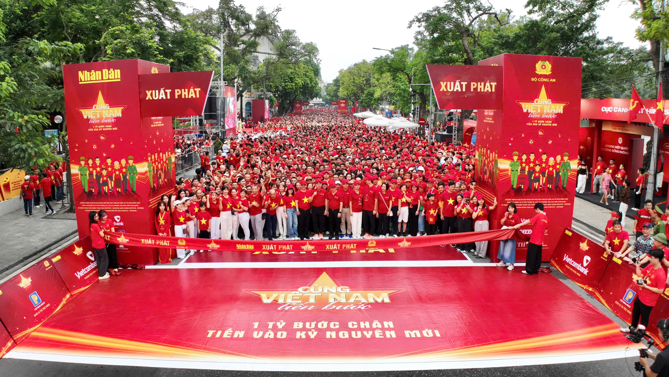 Hơn 20.000 người Vietcombank hòa nhịp “Cùng Việt Nam tiến bước”- Ảnh 4. Hơn 20.000 người Vietcombank hòa nhịp “Cùng Việt Nam tiến bước”- Ảnh 4.