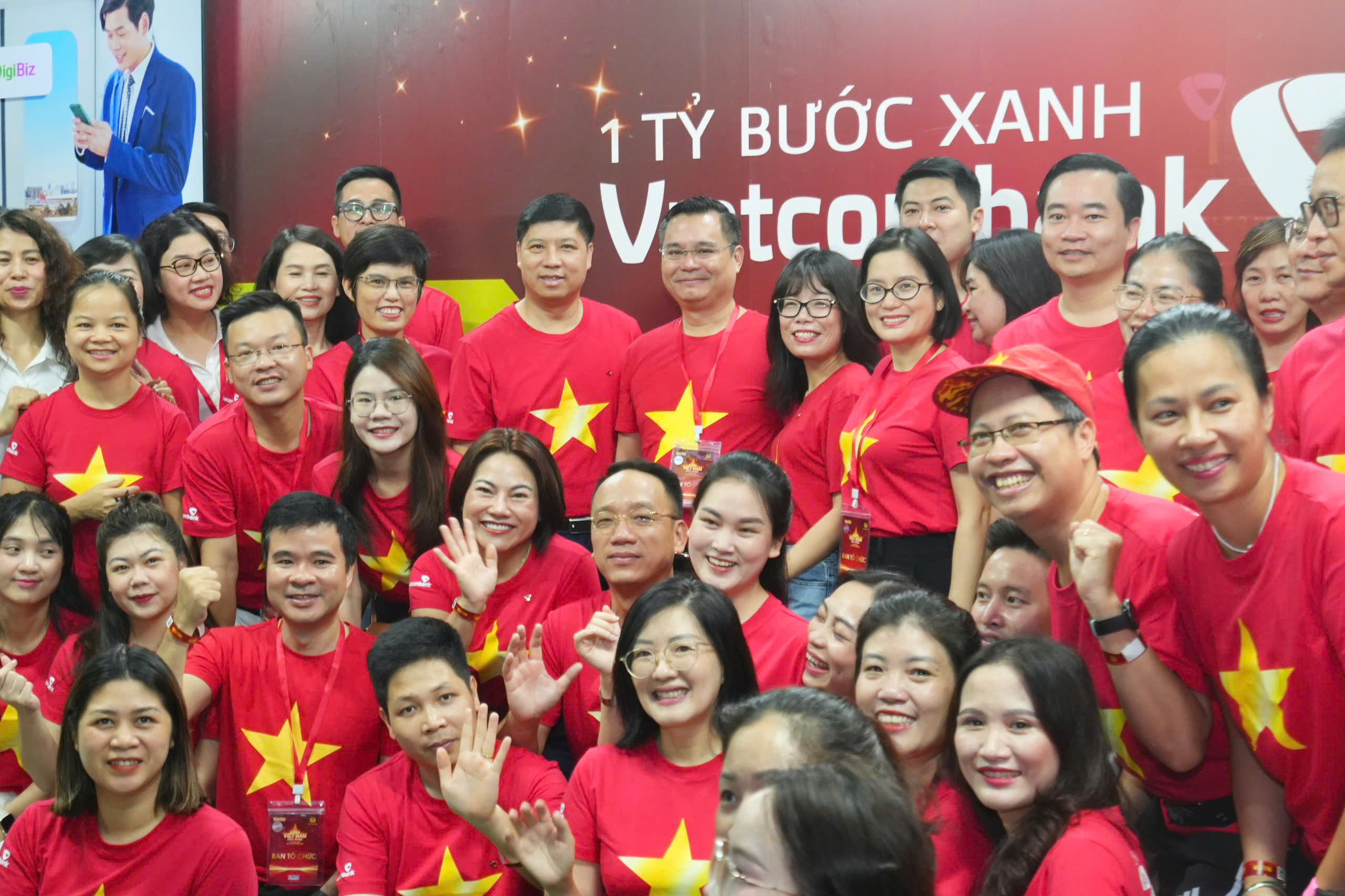 Hơn 20.000 người Vietcombank hòa nhịp “Cùng Việt Nam tiến bước”- Ảnh 7. Hơn 20.000 người Vietcombank hòa nhịp “Cùng Việt Nam tiến bước”- Ảnh 7.