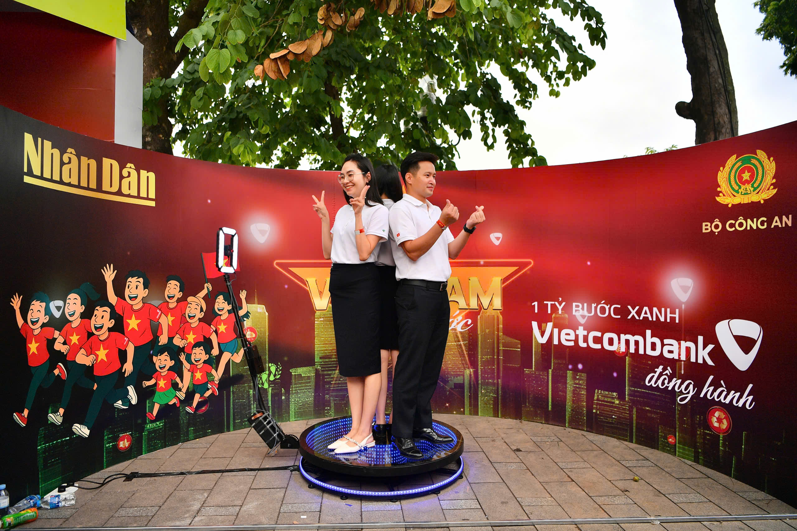 Hơn 20.000 người Vietcombank hòa nhịp “Cùng Việt Nam tiến bước”- Ảnh 8. Hơn 20.000 người Vietcombank hòa nhịp “Cùng Việt Nam tiến bước”- Ảnh 8.