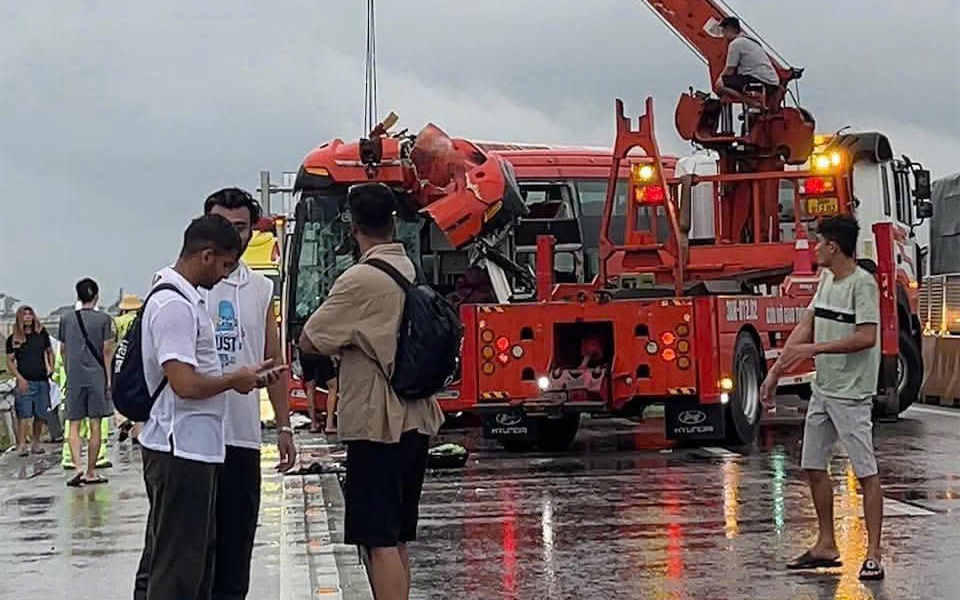 H&agrave; Tĩnh: Giải cứu t&agrave;i xế xe kh&aacute;ch mắc kẹt trong cabin sau va chạm với xe container