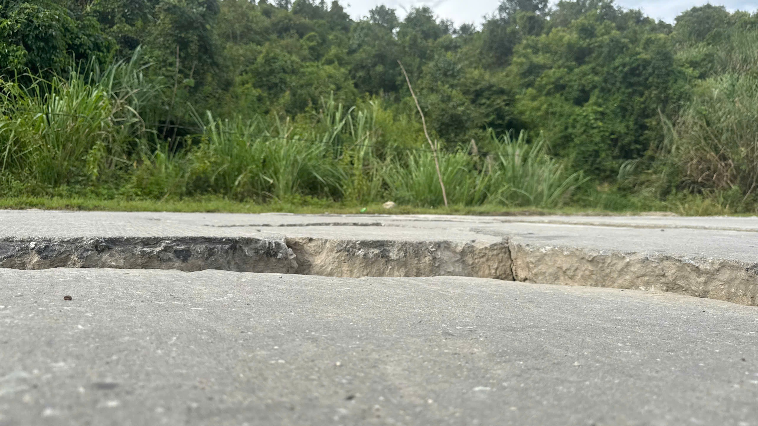 Mặt đường Hồ Ch&iacute; Minh qua đ&egrave;o L&ograve; Xo nứt vỡ, sửa chữa chậm do mưa k&eacute;o d&agrave;i- Ảnh 5.