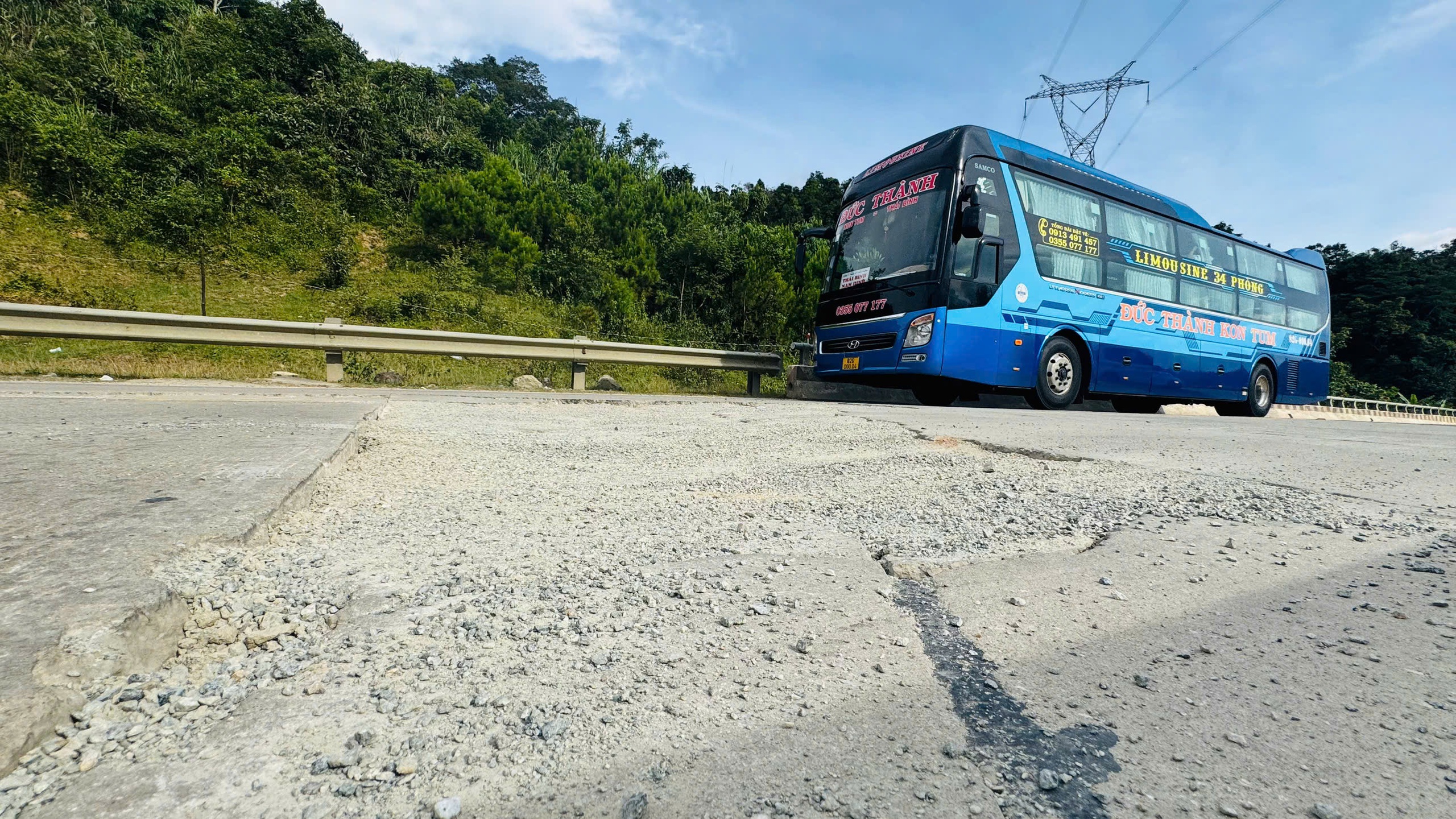 Mặt đường Hồ Ch&iacute; Minh qua đ&egrave;o L&ograve; Xo nứt vỡ, sửa chữa chậm do mưa k&eacute;o d&agrave;i- Ảnh 2.