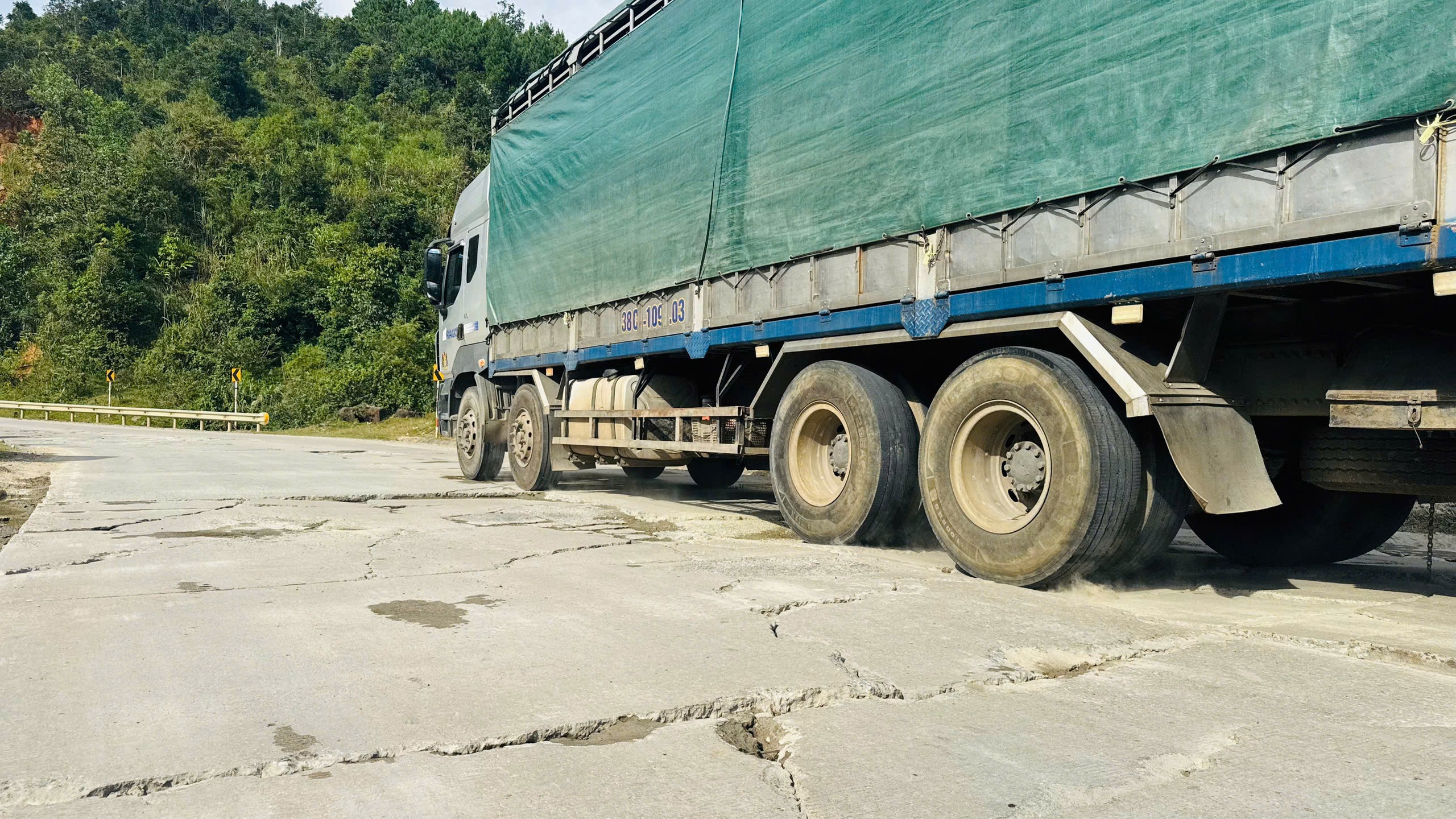 Mặt đường Hồ Ch&iacute; Minh qua đ&egrave;o L&ograve; Xo nứt vỡ, sửa chữa chậm do mưa k&eacute;o d&agrave;i- Ảnh 6.