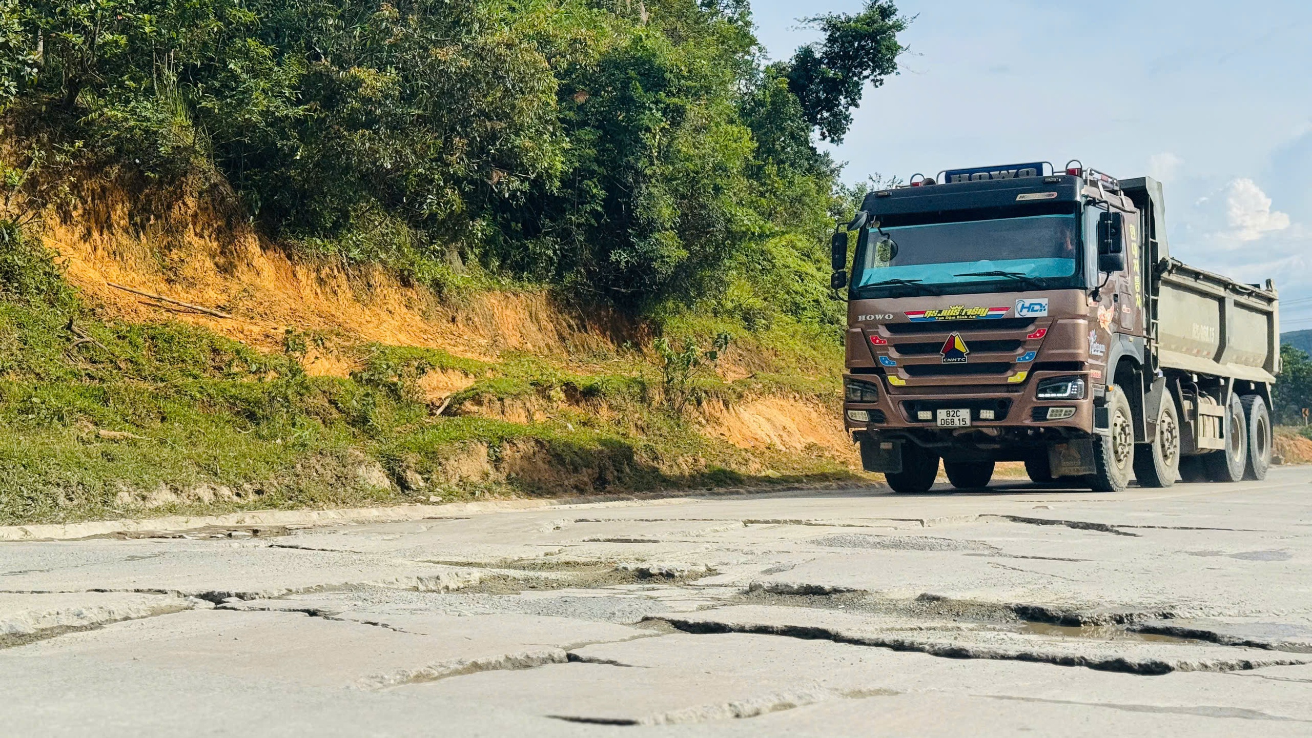 Mặt đường Hồ Ch&iacute; Minh qua đ&egrave;o L&ograve; Xo nứt vỡ, sửa chữa chậm do mưa k&eacute;o d&agrave;i- Ảnh 4.