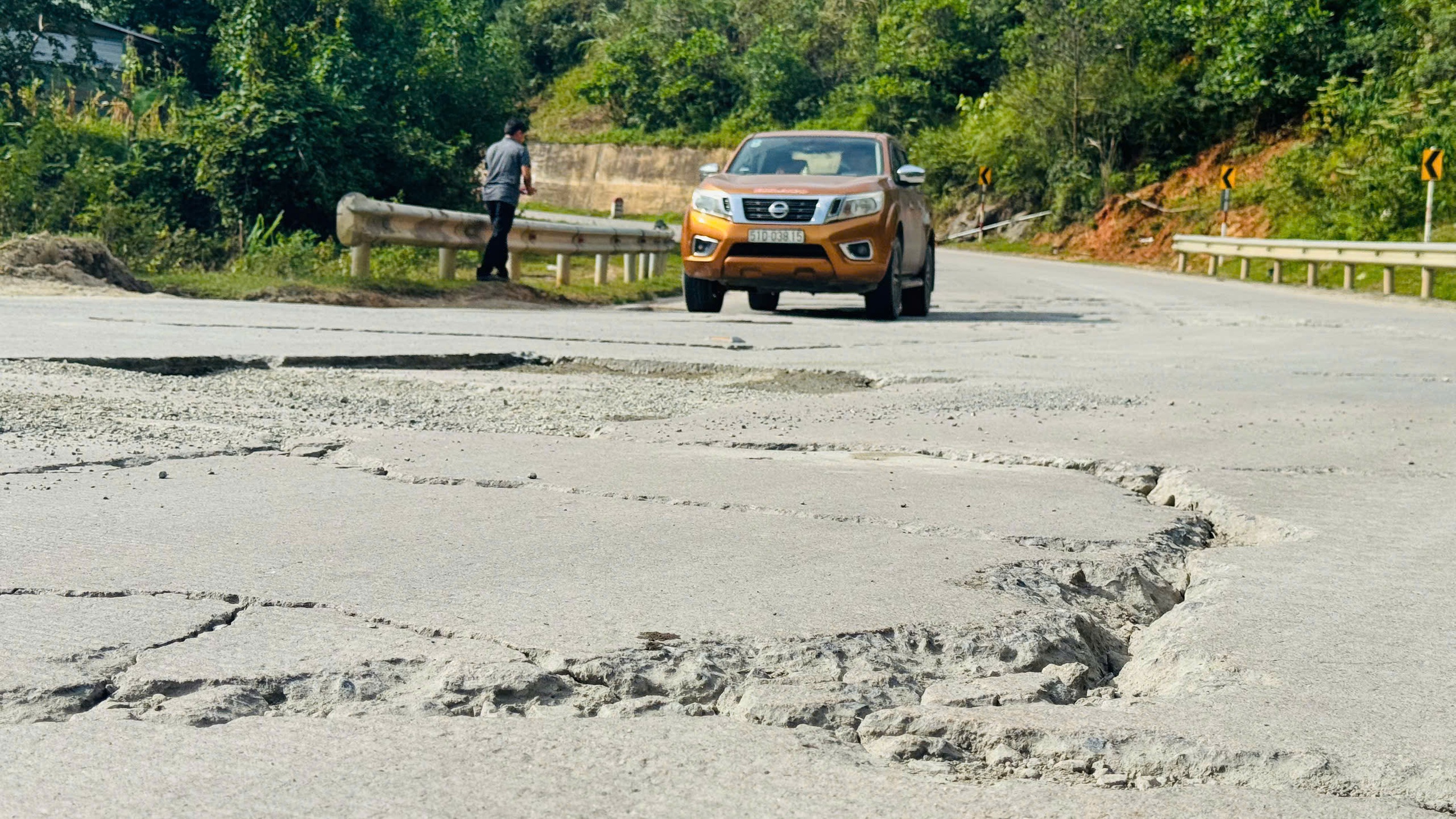 Mặt đường Hồ Ch&iacute; Minh qua đ&egrave;o L&ograve; Xo nứt vỡ, sửa chữa chậm do mưa k&eacute;o d&agrave;i- Ảnh 10.