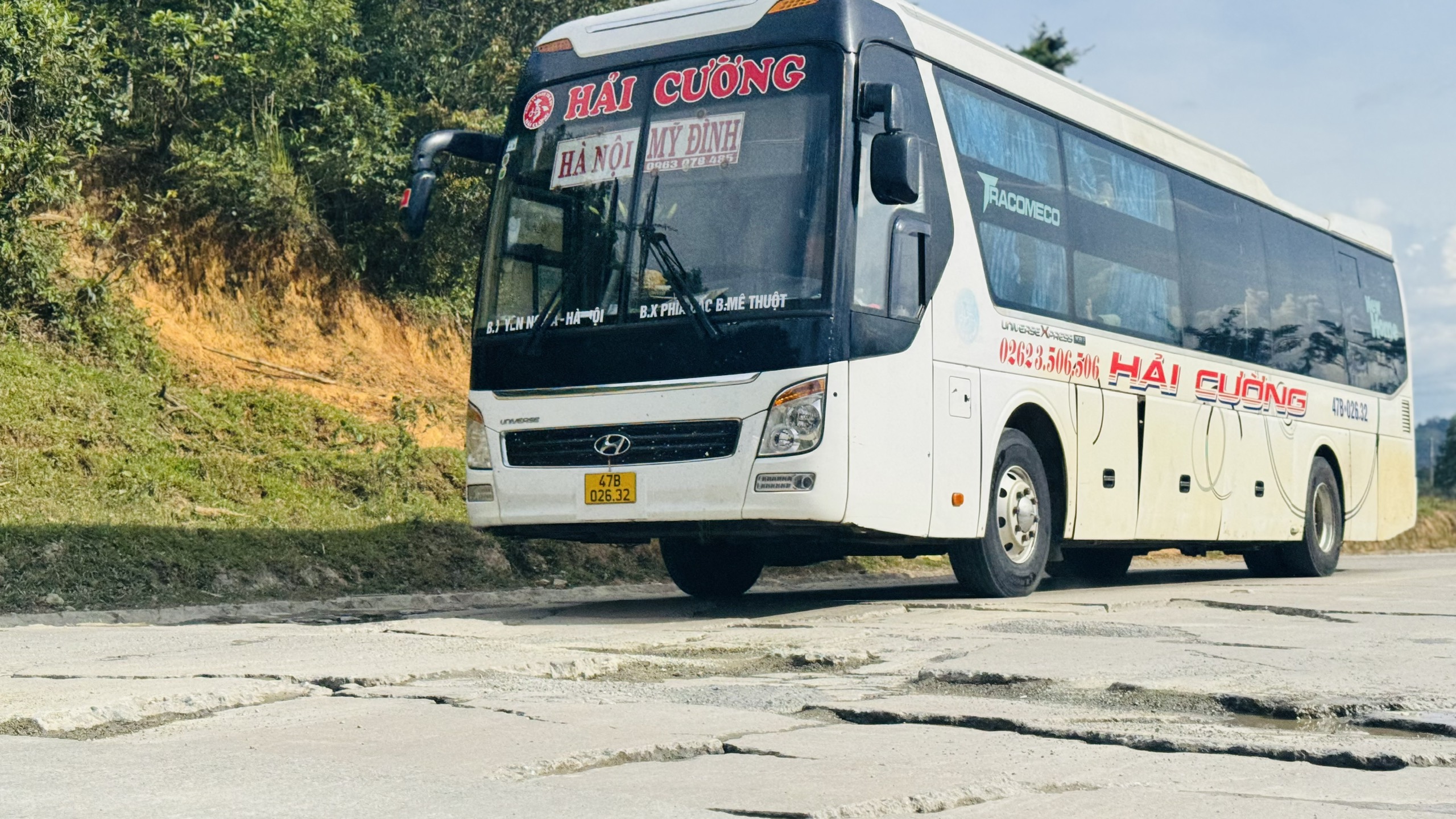 Mặt đường Hồ Ch&iacute; Minh qua đ&egrave;o L&ograve; Xo nứt vỡ, sửa chữa chậm do mưa k&eacute;o d&agrave;i- Ảnh 1.