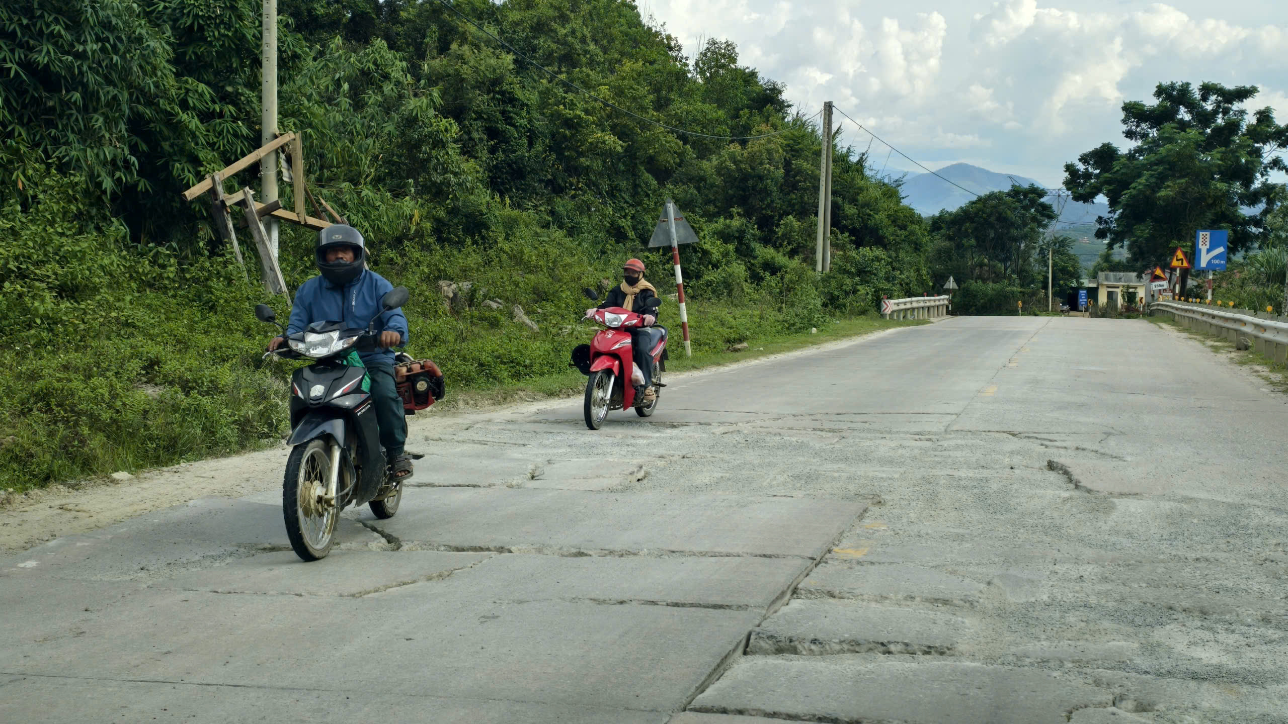 Mặt đường Hồ Ch&iacute; Minh qua đ&egrave;o L&ograve; Xo nứt vỡ, sửa chữa chậm do mưa k&eacute;o d&agrave;i- Ảnh 8.