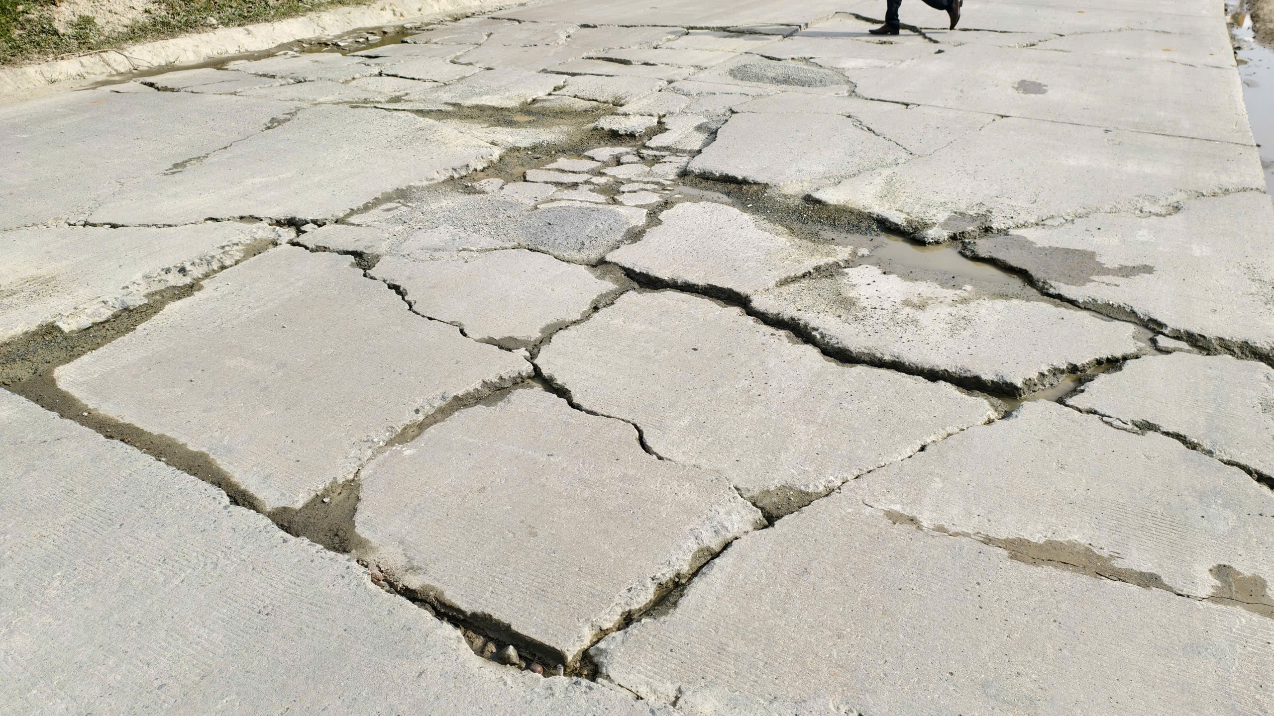 Mặt đường Hồ Ch&iacute; Minh qua đ&egrave;o L&ograve; Xo nứt vỡ, sửa chữa chậm do mưa k&eacute;o d&agrave;i- Ảnh 3.