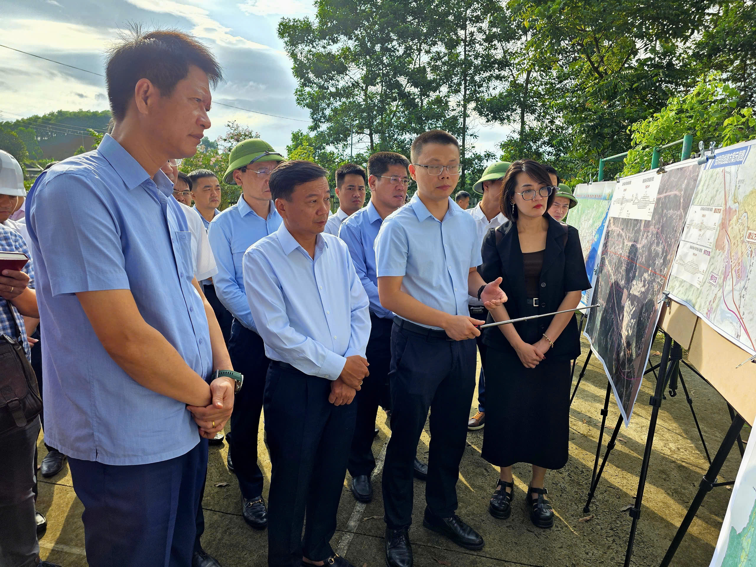 Thứ trưởng Nguyễn Danh Huy kiểm tra vị tr&iacute; đề xuất x&acirc;y dựng ga Y&ecirc;n B&aacute;i- Ảnh 1.