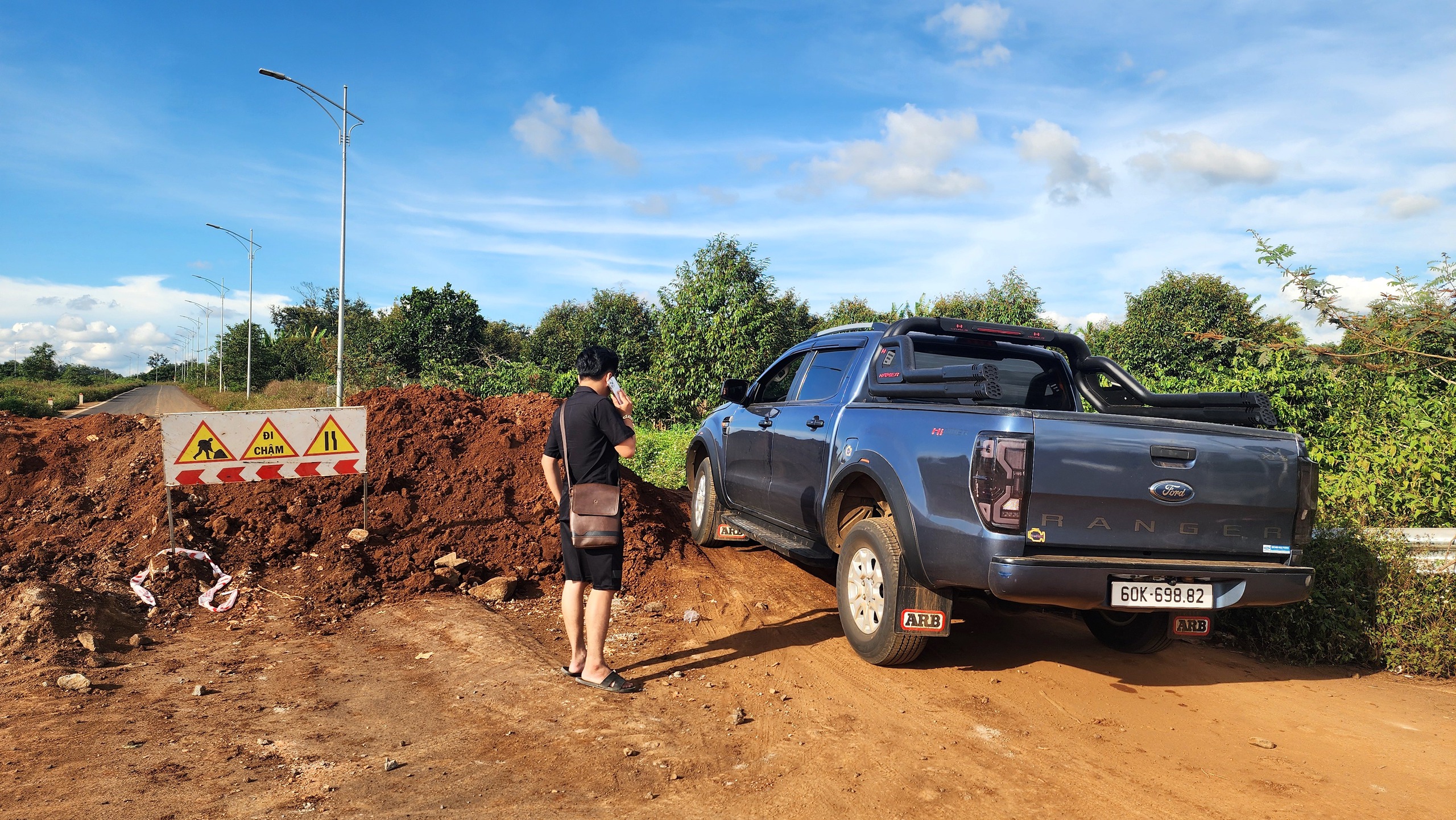 Phớt lờ cảnh b&aacute;o, loạt phương tiện v&ocirc; tư "vượt chướng ngại vật" v&agrave;o đường đang thi c&ocirc;ng- Ảnh 6.