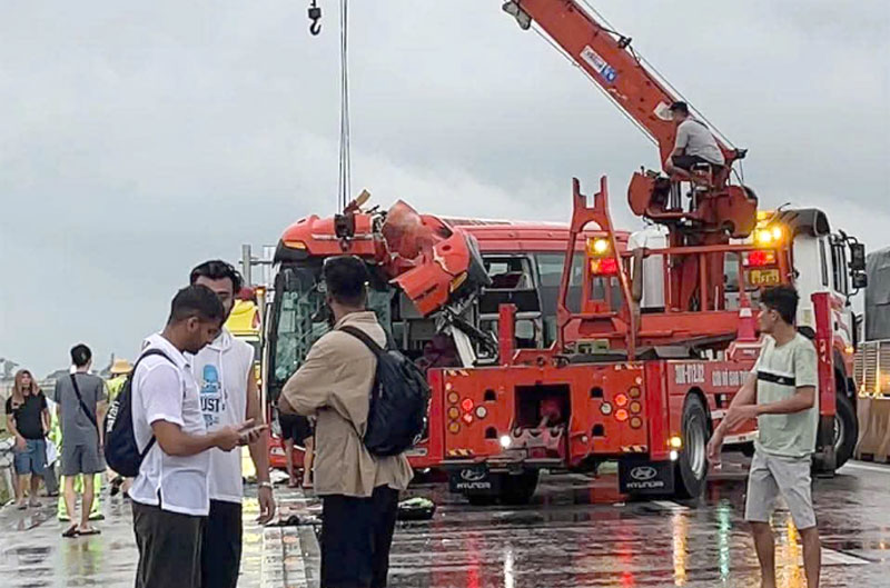 Thời điểm xảy ra tai nạn, tr&ecirc;n xe kh&aacute;ch c&oacute; kh&aacute; đ&ocirc;ng h&agrave;nh kh&aacute;ch.