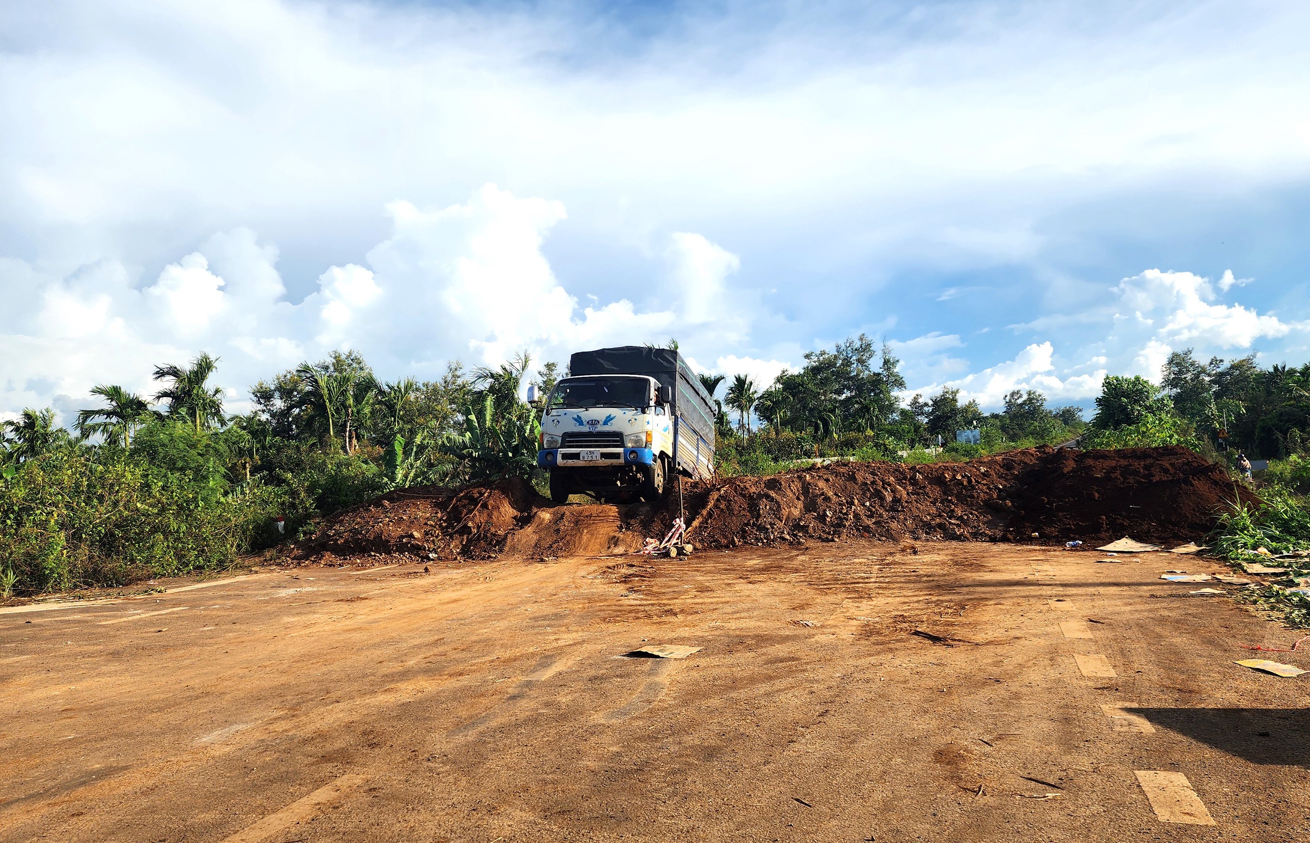 Phớt lờ cảnh b&aacute;o, loạt phương tiện v&ocirc; tư "vượt chướng ngại vật" v&agrave;o đường đang thi c&ocirc;ng- Ảnh 15.