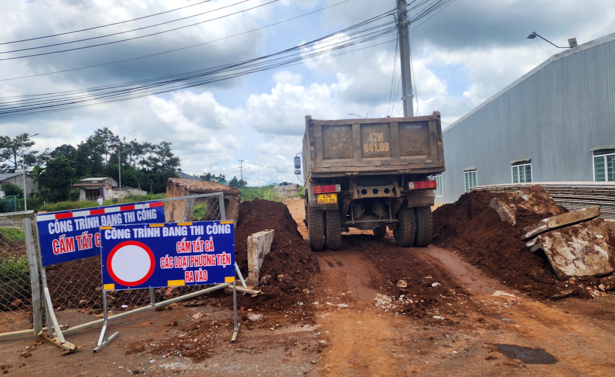 Phớt lờ cảnh b&aacute;o, loạt phương tiện v&ocirc; tư "vượt chướng ngại vật" v&agrave;o đường đang thi c&ocirc;ng- Ảnh 12.
