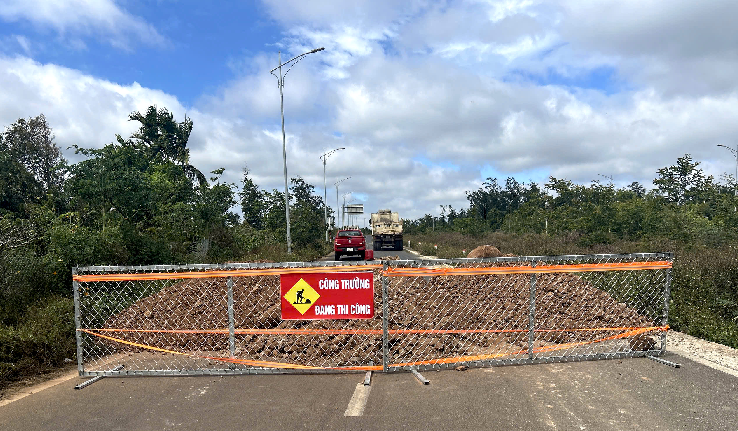 Phớt lờ cảnh b&aacute;o, loạt phương tiện v&ocirc; tư "vượt chướng ngại vật" v&agrave;o đường đang thi c&ocirc;ng- Ảnh 4.