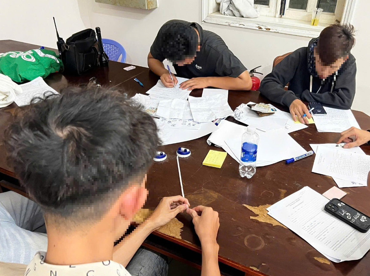 TP.HCM: CSGT chặn 24 &ldquo;qu&aacute;i xế&rdquo; che biển số, tụ tập đua xe l&uacute;c nửa đ&ecirc;m- Ảnh 3.