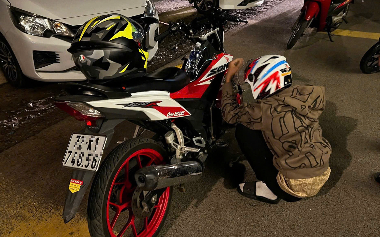 TP.HCM: CSGT chặn 24 &ldquo;qu&aacute;i xế&rdquo; che biển số, tụ tập đua xe l&uacute;c nửa đ&ecirc;m