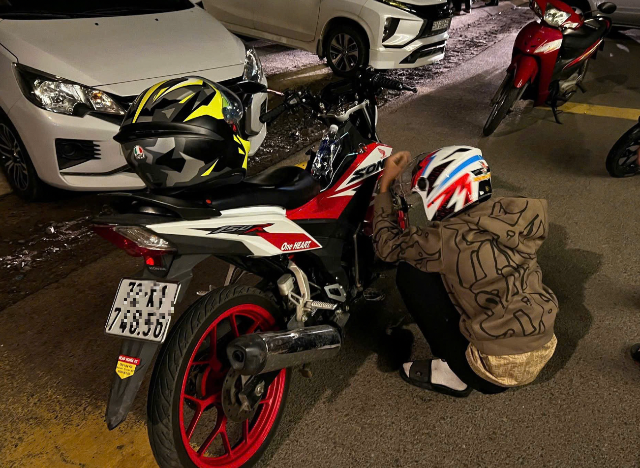 TP.HCM: CSGT chặn 24 &ldquo;qu&aacute;i xế&rdquo; che biển số, tụ tập đua xe l&uacute;c nửa đ&ecirc;m- Ảnh 2.