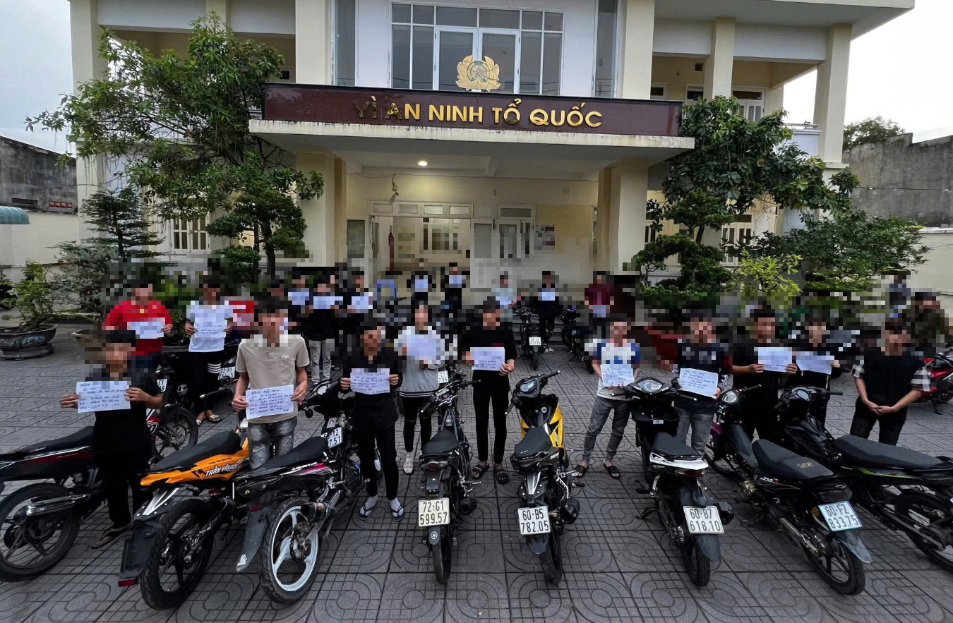 TP.HCM: CSGT chặn 24 &ldquo;qu&aacute;i xế&rdquo; che biển số, tụ tập đua xe l&uacute;c nửa đ&ecirc;m- Ảnh 1.