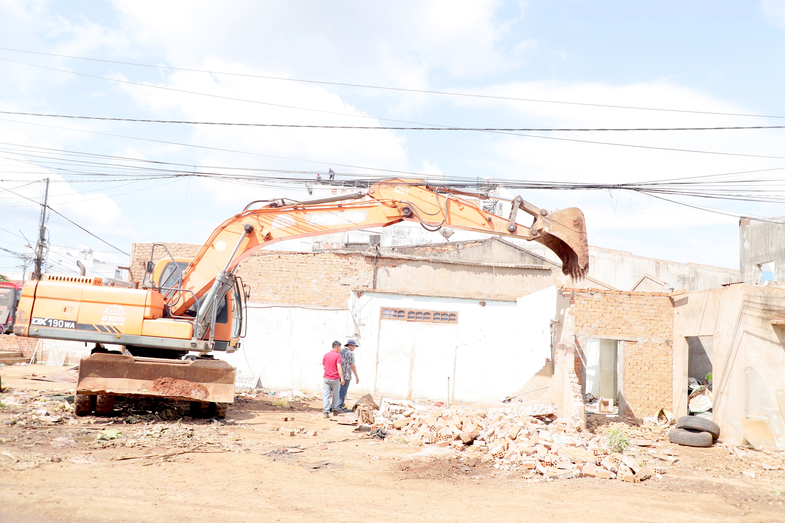 Phớt lờ cảnh b&aacute;o, loạt phương tiện v&ocirc; tư "vượt chướng ngại vật" v&agrave;o đường đang thi c&ocirc;ng- Ảnh 2.