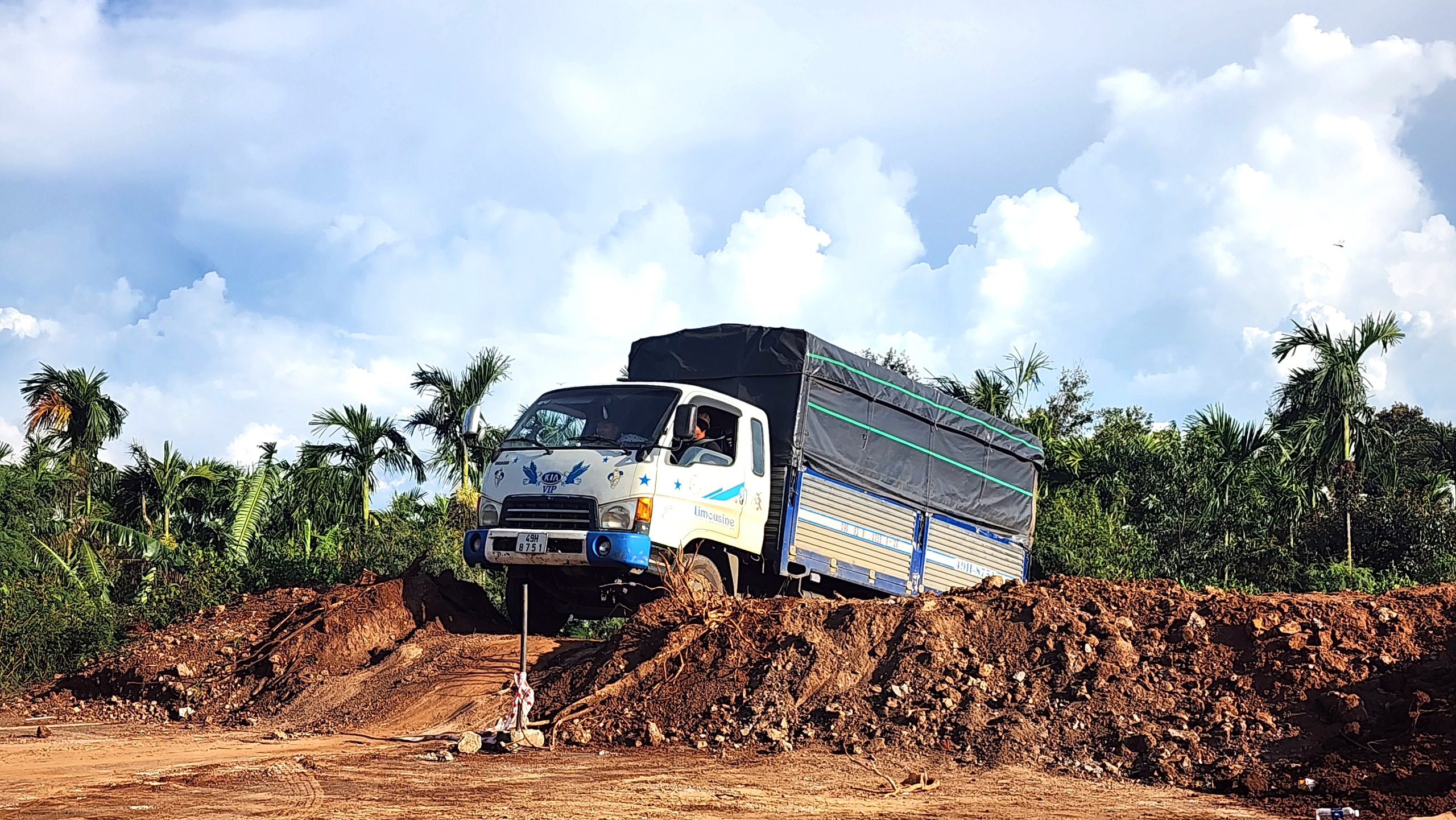 Đắk Lắk chỉ đạo kiểm tra, phản &aacute;nh loạt phương tiện v&ocirc; tư v&agrave;o đường đang thi c&ocirc;ng- Ảnh 1.