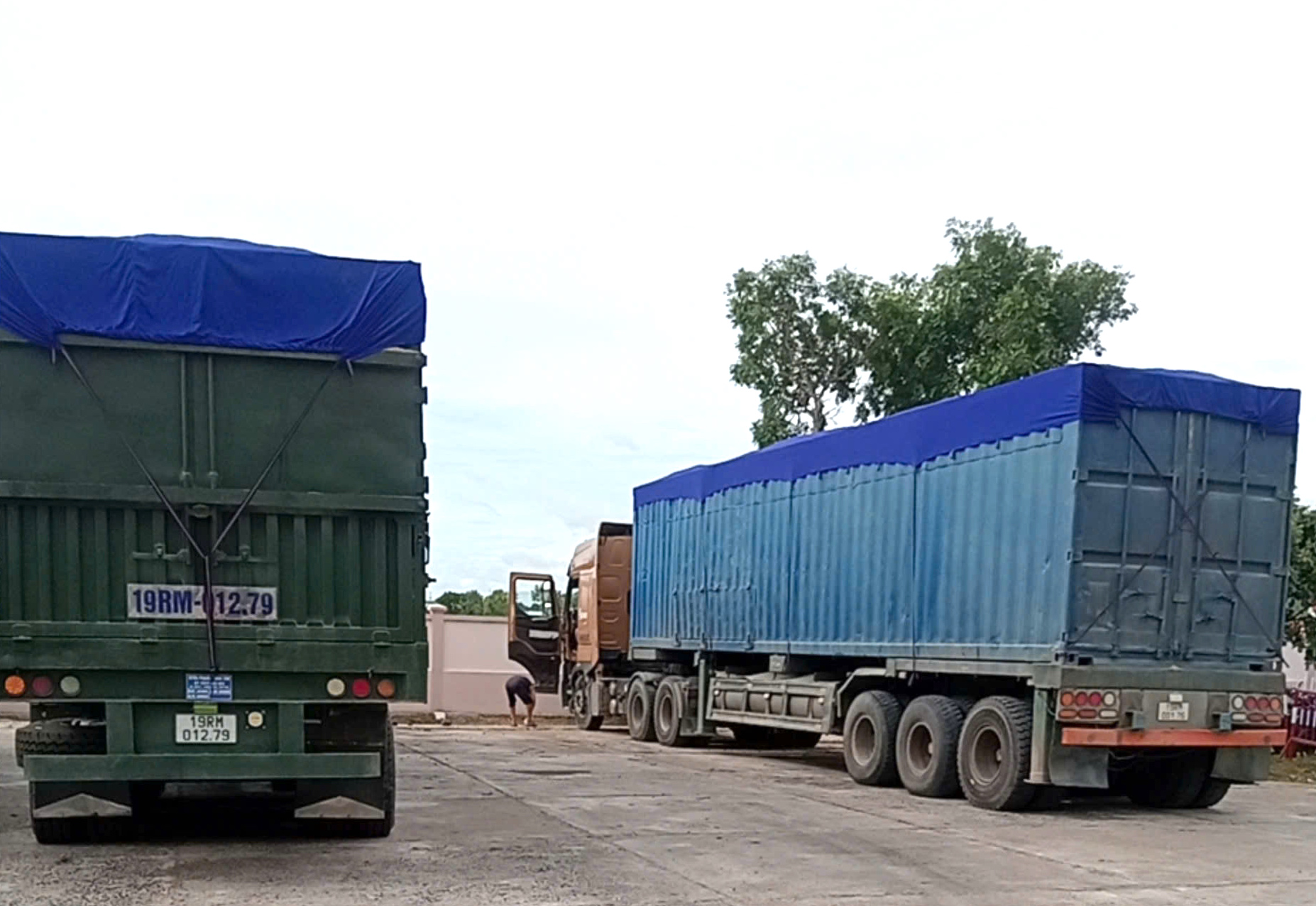 Cảnh s&aacute;t giao th&ocirc;ng Đắk Lắk mật phục xử l&yacute; xe đầu k&eacute;o chở c&aacute;t qu&aacute; tải gần 300%- Ảnh 2.