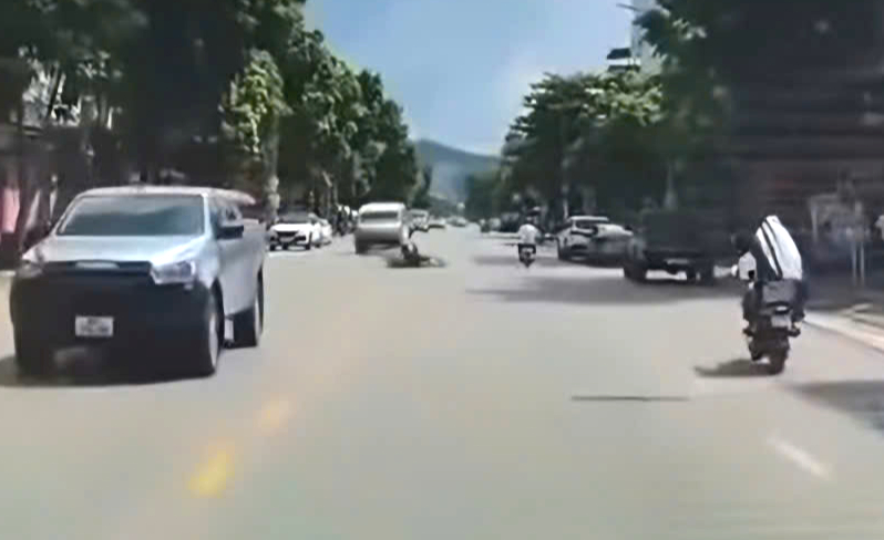 Đi xe m&aacute;y điện đ&aacute;nh v&otilde;ng tự ng&atilde; tr&ecirc;n đường, nam thanh ni&ecirc;n bị CSGT Bắc Ninh xử phạt- Ảnh 2.