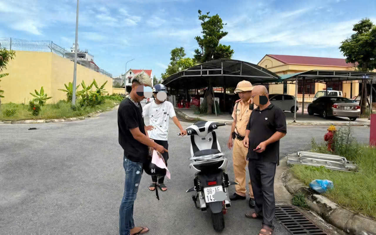 Đi xe m&aacute;y điện đ&aacute;nh v&otilde;ng tự ng&atilde; tr&ecirc;n đường, nam thanh ni&ecirc;n bị CSGT Bắc Ninh xử phạt- Ảnh 1.