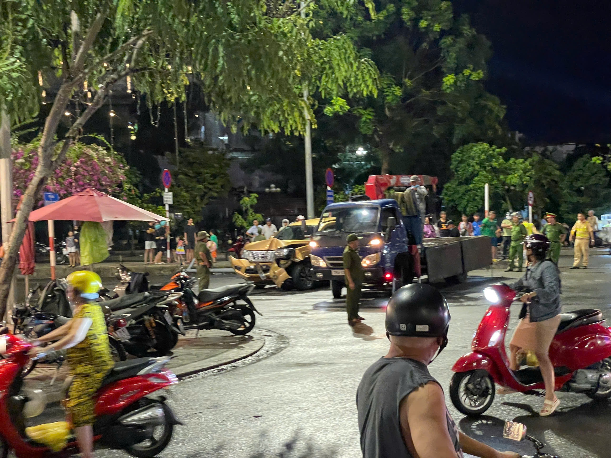 T&agrave;i xế mất l&aacute;i, &ocirc; t&ocirc; t&ocirc;ng g&atilde;y trụ camera giao th&ocirc;ng ở Nha Trang- Ảnh 1.