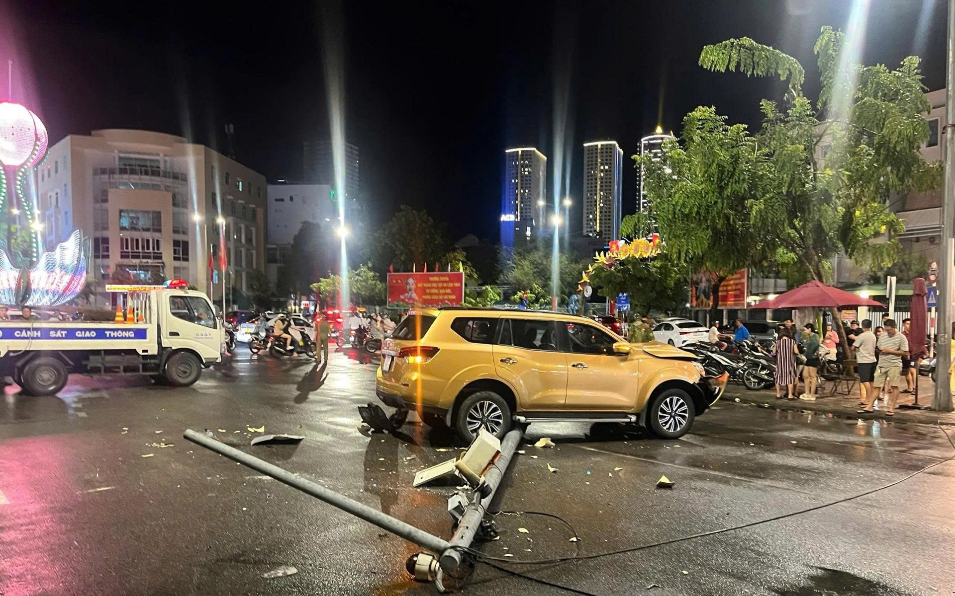 Ô tô khách cán tử vong người đàn ông ngã xe máy trên quốc lộ 20- Ảnh 2. Tài xế mất lái, ô tô tông gãy trụ camera giao thông ở Nha Trang