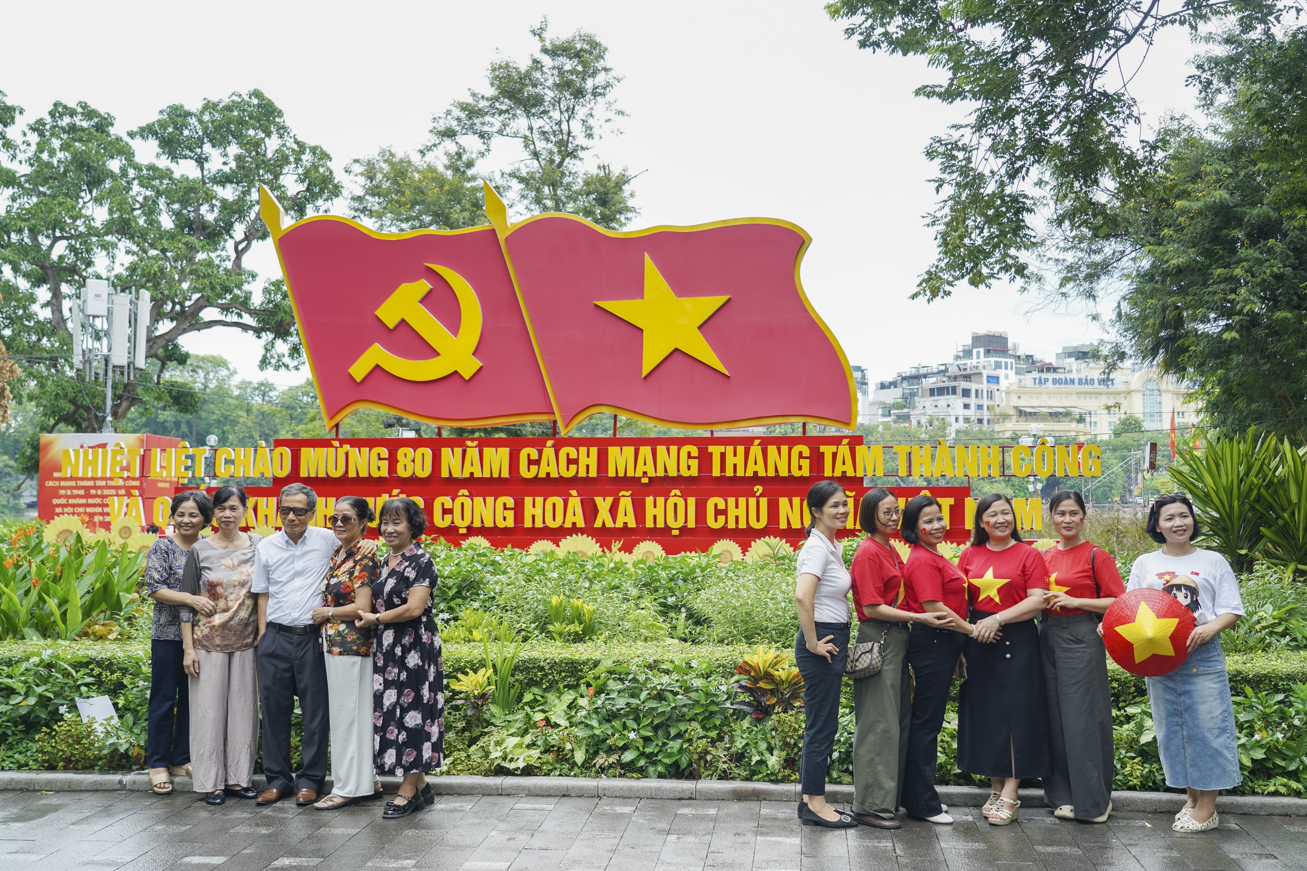 H&agrave; Nội rực rỡ cờ hoa trong ng&agrave;y thu th&aacute;ng T&aacute;m lịch sử- Ảnh 14.