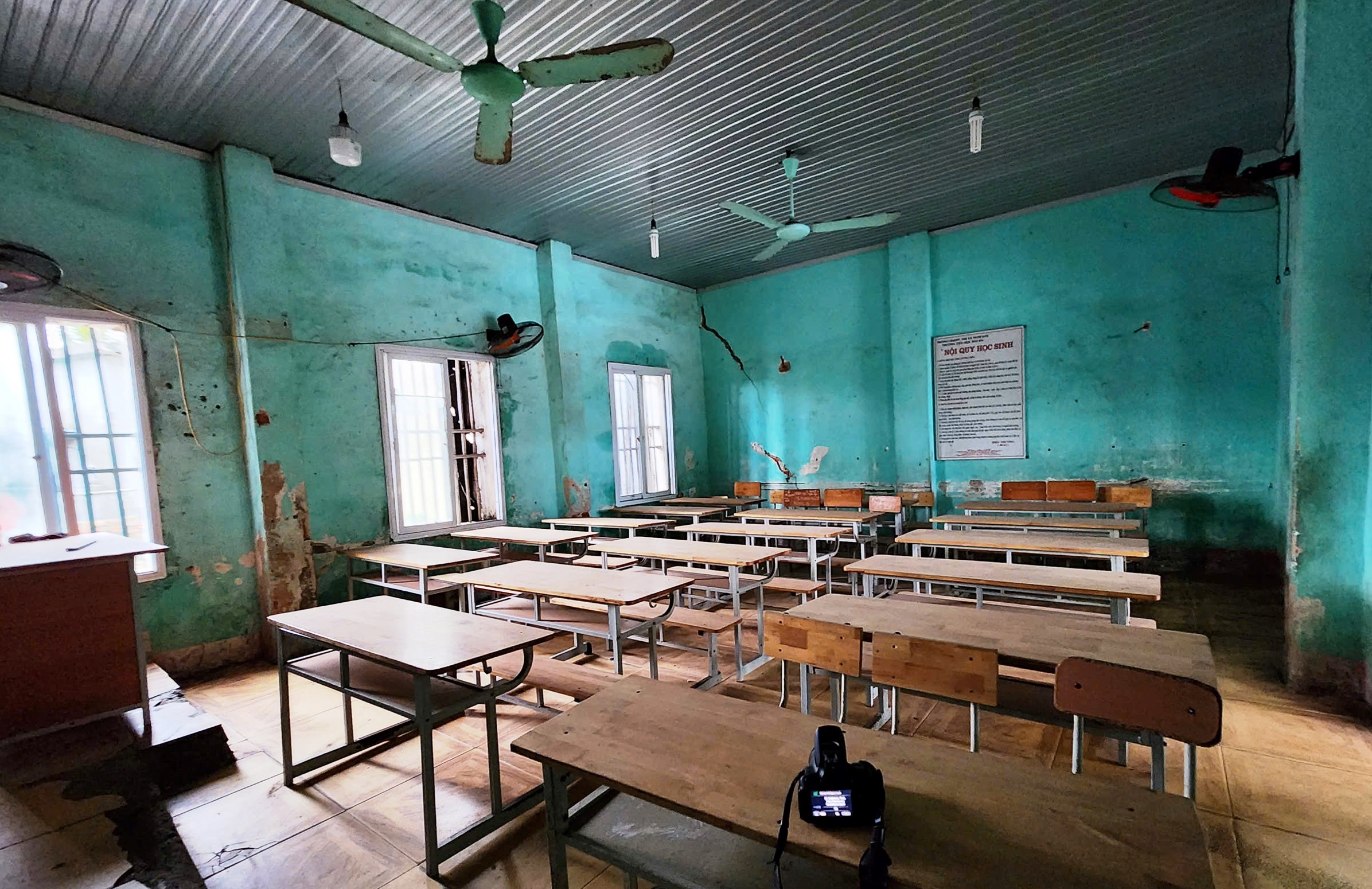 Thanh H&oacute;a: Lớp học nứt to&aacute;c h&agrave;ng trăm học sinh v&agrave; gi&aacute;o vi&ecirc;n lo sợ- Ảnh 7.