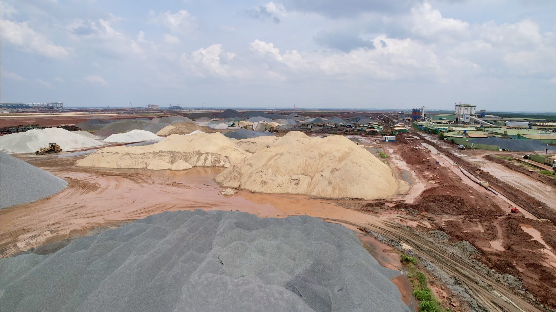Đồng Nai gỡ n&uacute;t thắt cho c&aacute;c mỏ đ&aacute;, đảm bảo ph&acirc;n bổ đủ vật liệu cho s&acirc;n bay v&agrave; dự &aacute;n lớn- Ảnh 1.