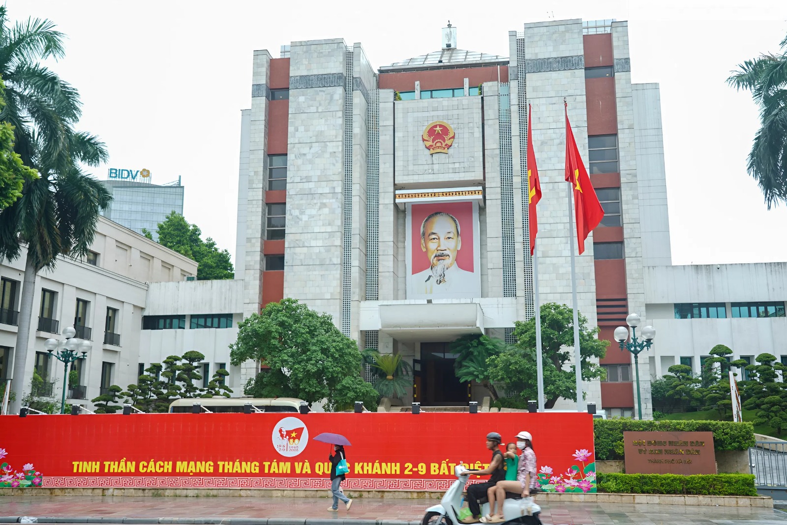 H&agrave; Nội rực rỡ cờ hoa trong ng&agrave;y thu th&aacute;ng T&aacute;m lịch sử- Ảnh 1.