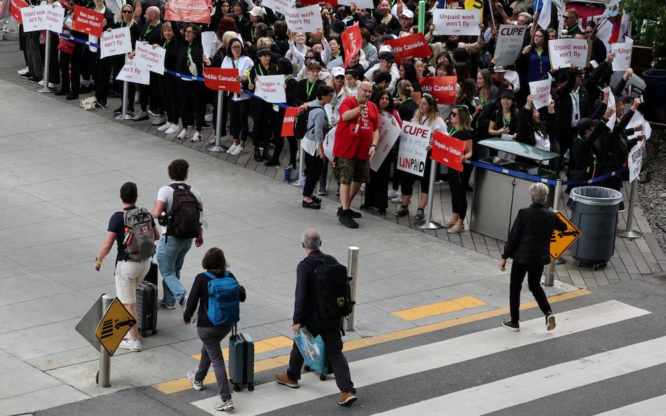 Tiếp vi&ecirc;n Air Canada tiếp tục đ&igrave;nh c&ocirc;ng, th&aacute;ch thức lệnh buộc trở lại l&agrave;m việc