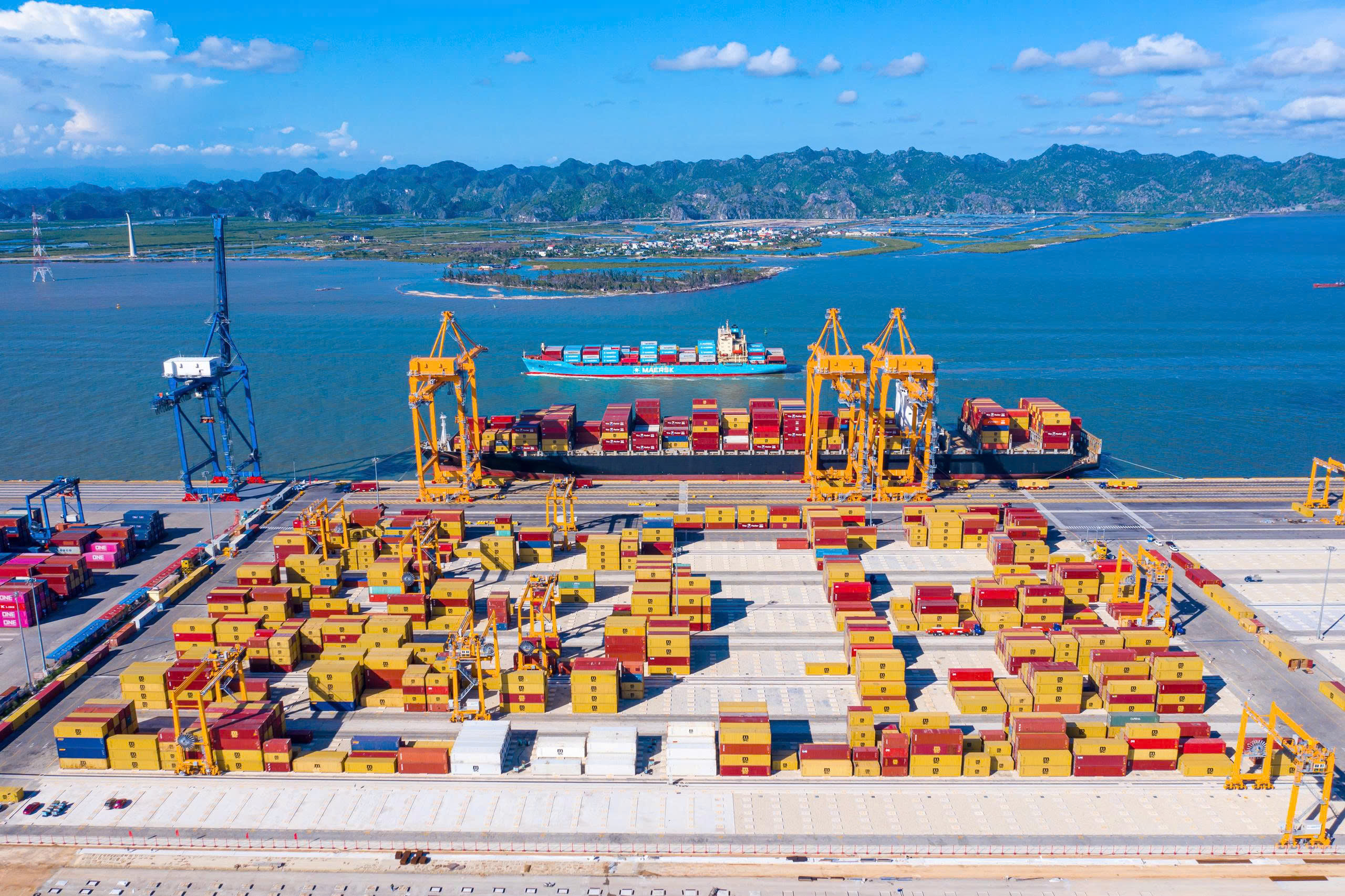 HTIT Lạch Huyện lần đầu đ&oacute;n t&agrave;u container gần 130.000 DWT, mở rộng kết nối xuy&ecirc;n lục địa- Ảnh 1.