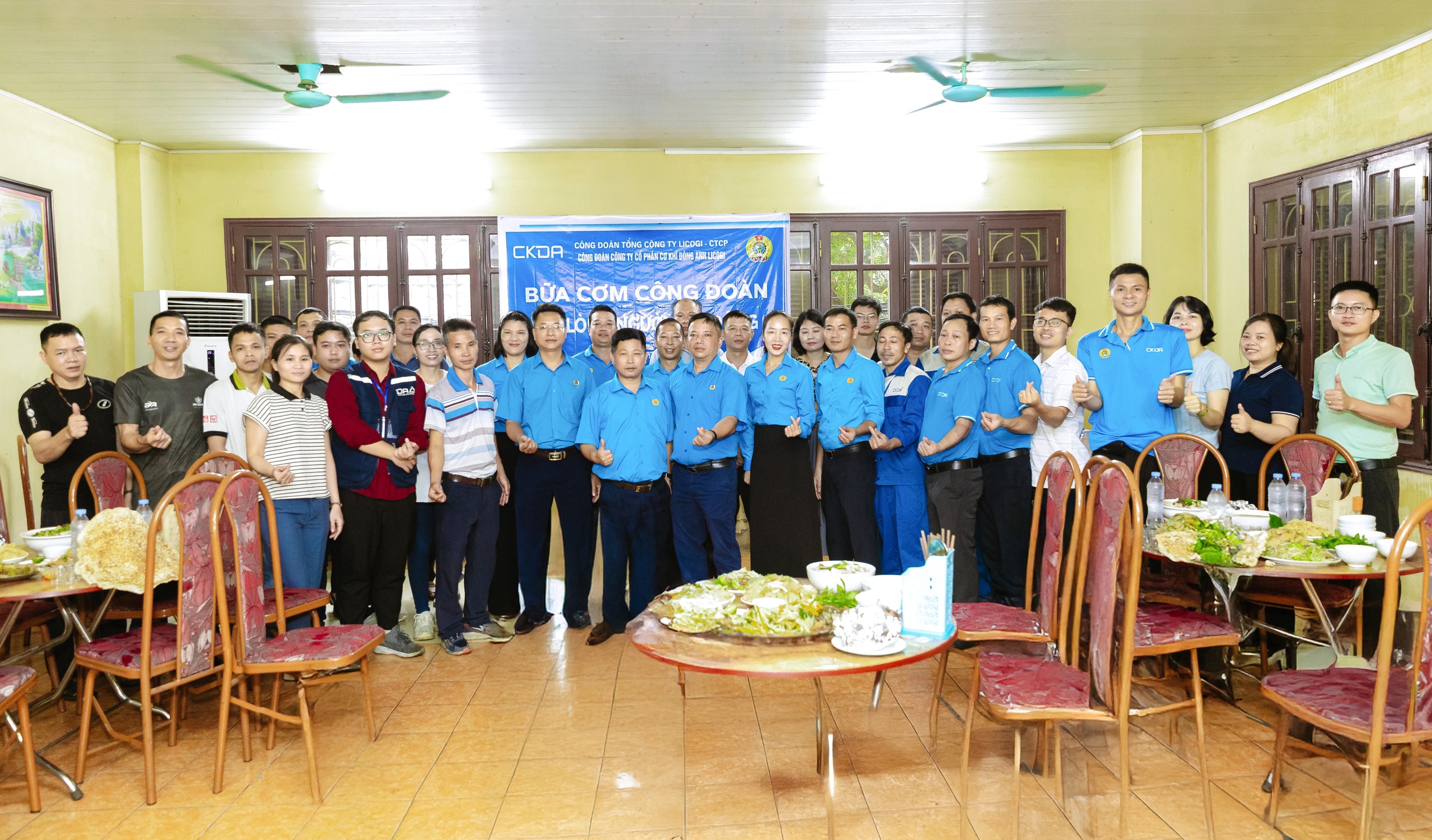 Bữa cơm C&ocirc;ng đo&agrave;n - Ấm &aacute;p sau cơn mưa, gắn kết tr&aacute;i tim người thợ- Ảnh 3.