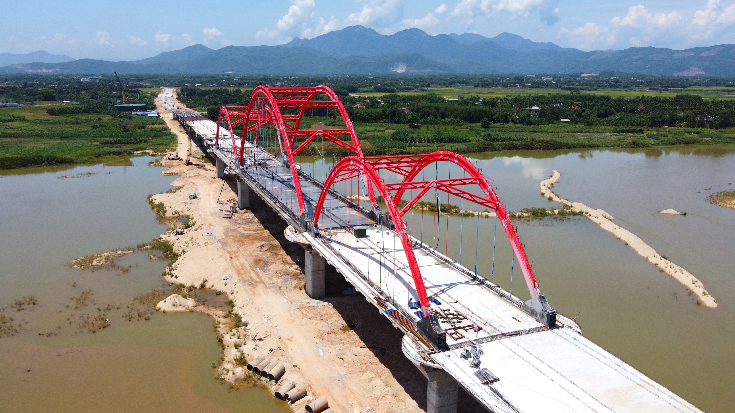 Quảng Ng&atilde;i bắc cầu v&ograve;m th&eacute;p qua s&ocirc;ng Tr&agrave; Kh&uacute;c- Ảnh 27.