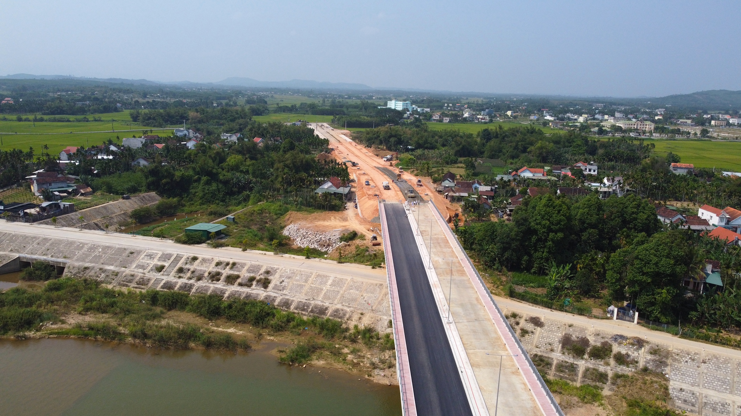 Quảng Ng&atilde;i bắc cầu v&ograve;m th&eacute;p qua s&ocirc;ng Tr&agrave; Kh&uacute;c- Ảnh 31.