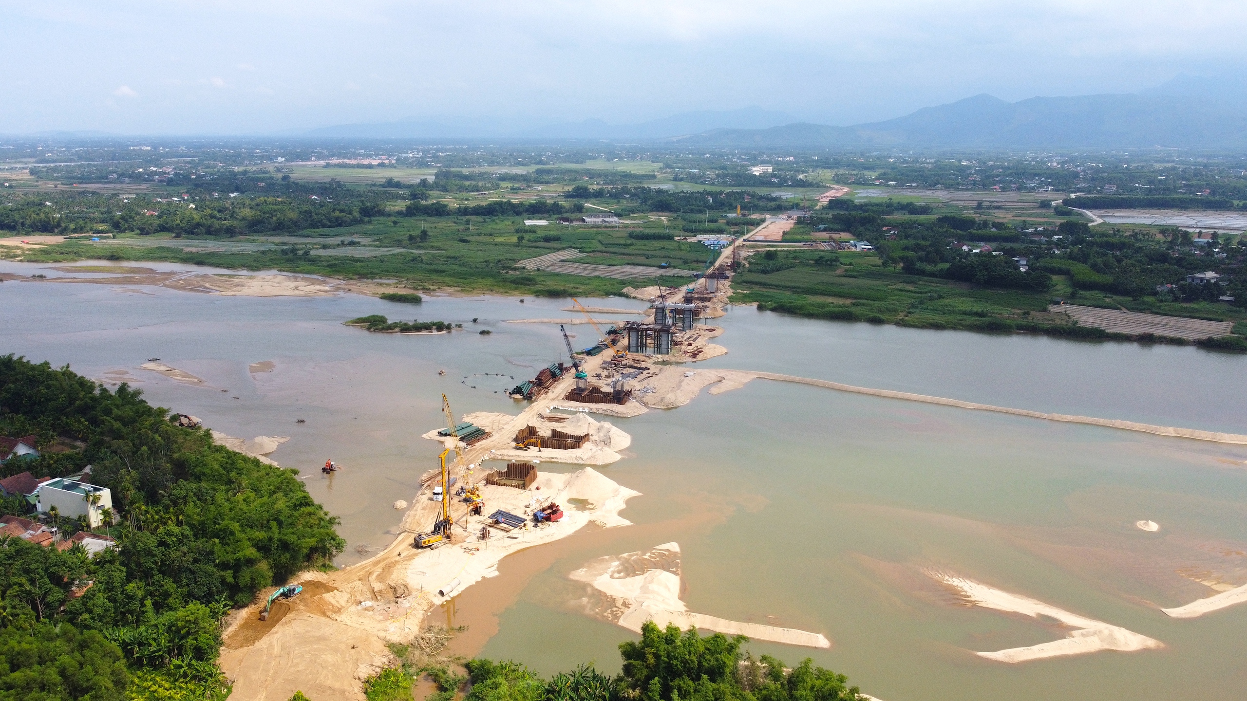 Quảng Ng&atilde;i bắc cầu v&ograve;m th&eacute;p qua s&ocirc;ng Tr&agrave; Kh&uacute;c- Ảnh 1.