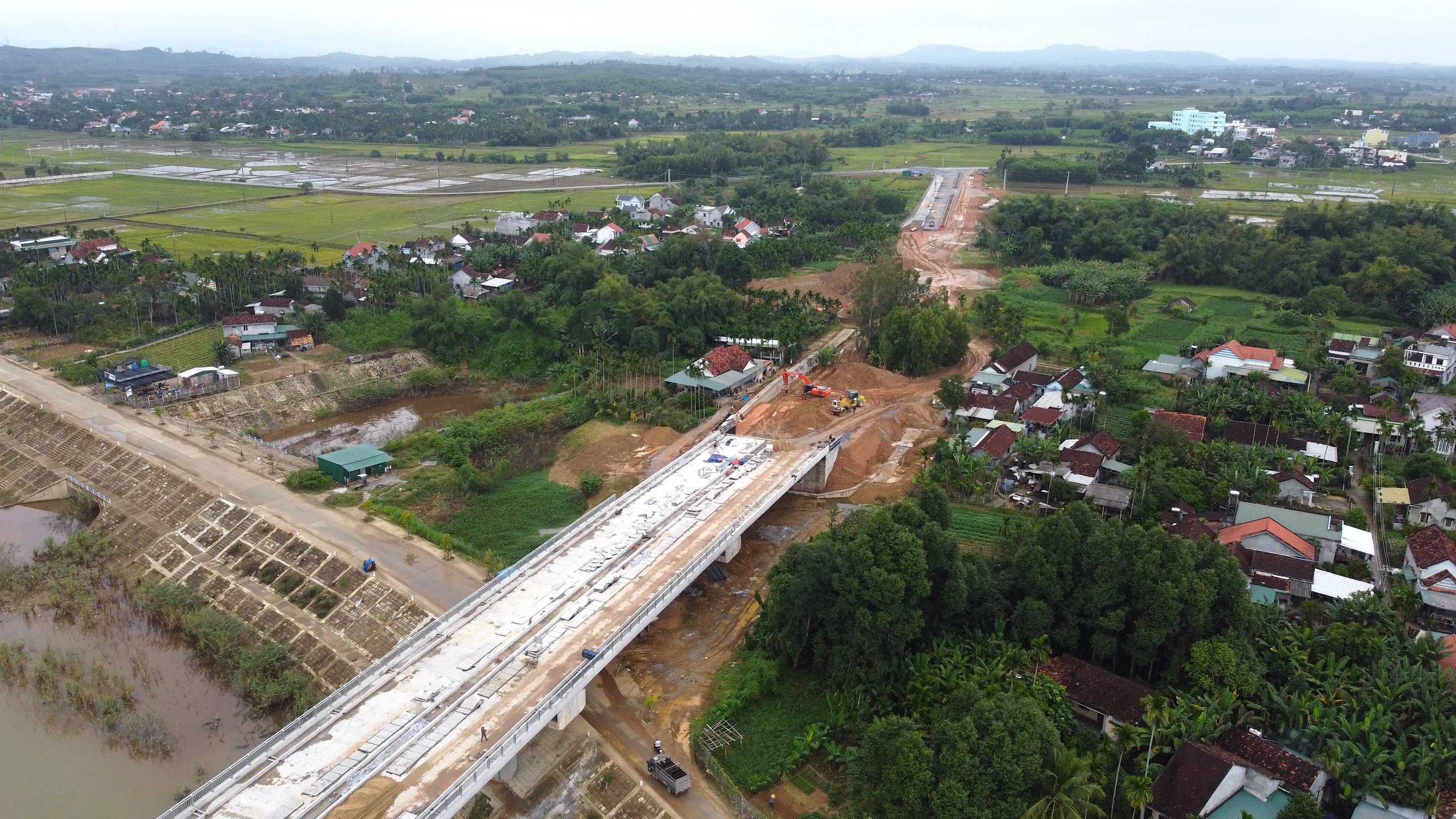 Quảng Ng&atilde;i bắc cầu v&ograve;m th&eacute;p qua s&ocirc;ng Tr&agrave; Kh&uacute;c- Ảnh 30.