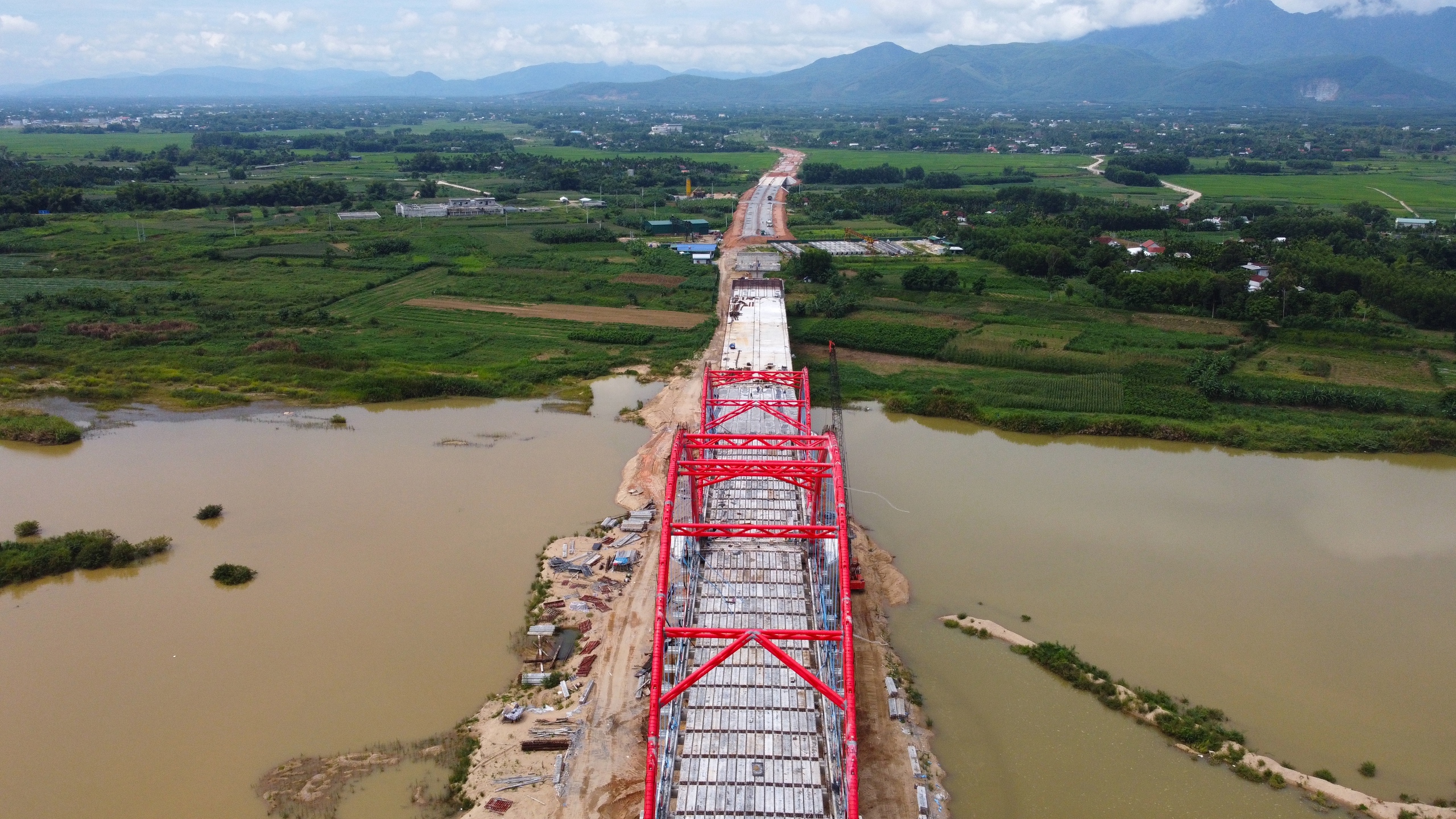Quảng Ng&atilde;i bắc cầu v&ograve;m th&eacute;p qua s&ocirc;ng Tr&agrave; Kh&uacute;c- Ảnh 28.