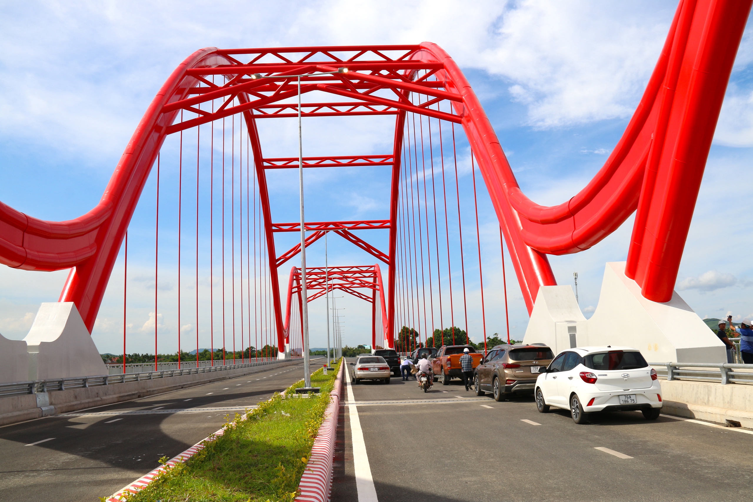 Quảng Ng&atilde;i bắc cầu v&ograve;m th&eacute;p qua s&ocirc;ng Tr&agrave; Kh&uacute;c- Ảnh 40.