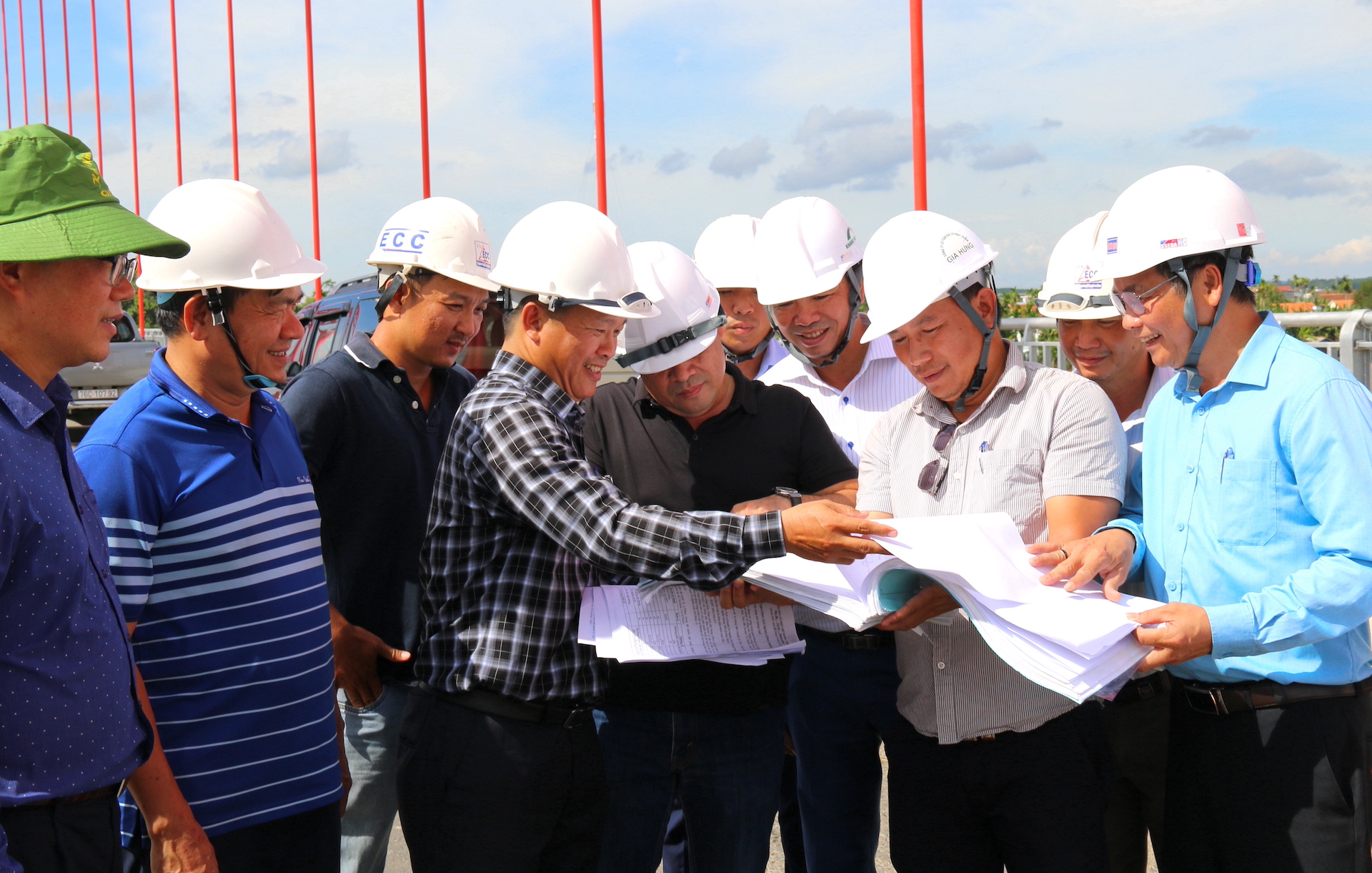 Quảng Ng&atilde;i bắc cầu v&ograve;m th&eacute;p qua s&ocirc;ng Tr&agrave; Kh&uacute;c- Ảnh 39.