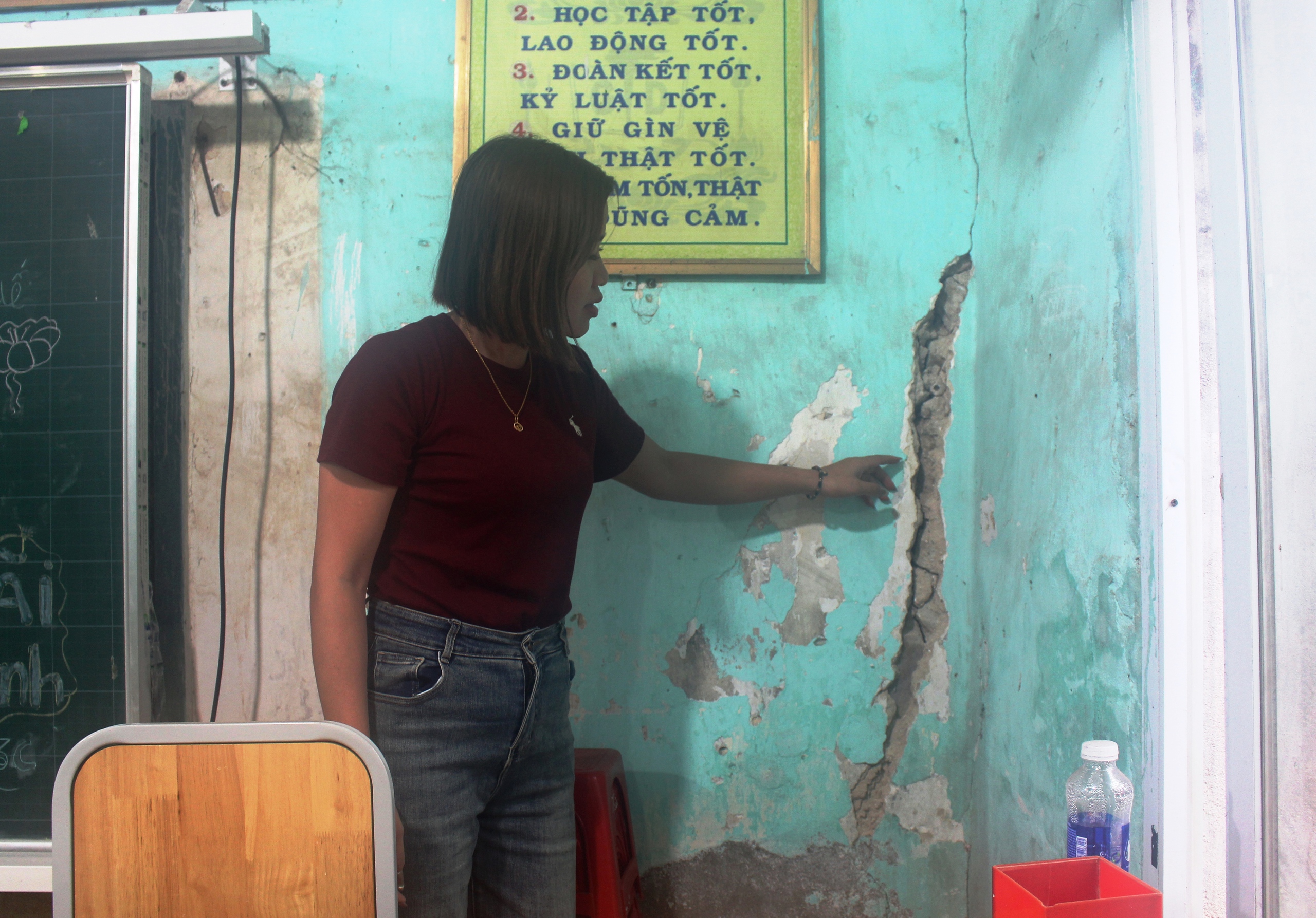 Thanh H&oacute;a: Lớp học nứt to&aacute;c h&agrave;ng trăm học sinh v&agrave; gi&aacute;o vi&ecirc;n lo sợ- Ảnh 2.