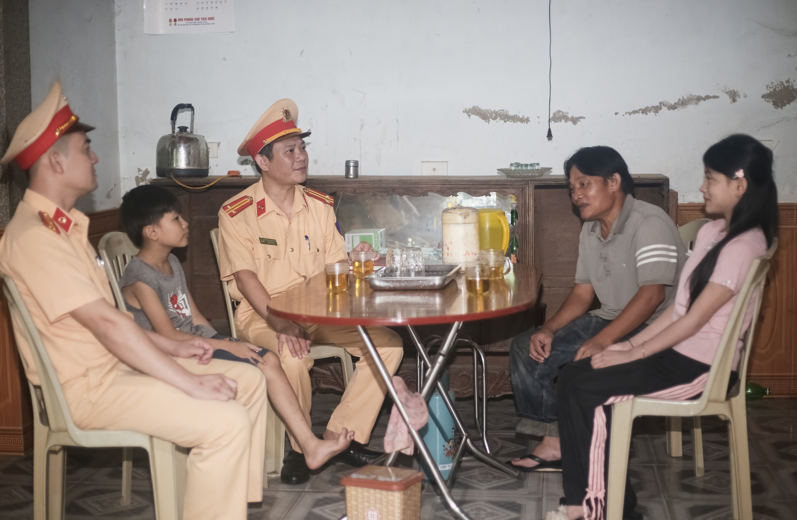 CSGT Nghệ An g&oacute;p lương gi&uacute;p h&agrave;ng chục học sinh kh&oacute; khăn th&ecirc;m động lực viết tiếp tương lai- Ảnh 1.