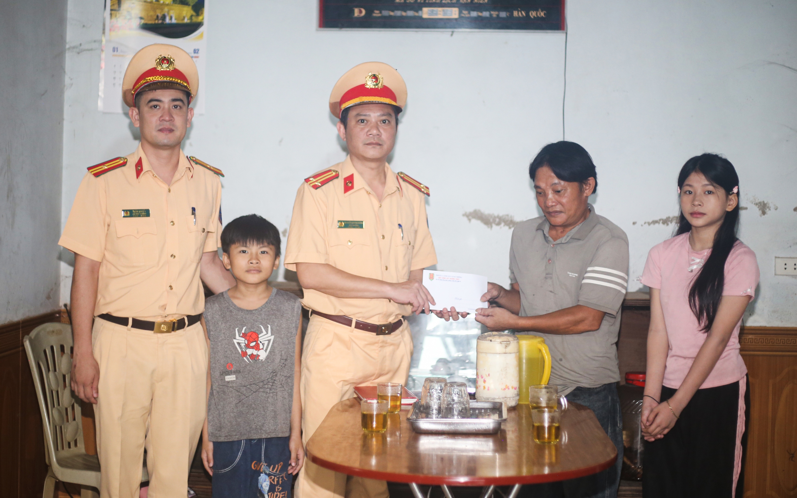 CSGT Nghệ An g&oacute;p lương gi&uacute;p h&agrave;ng chục học sinh kh&oacute; khăn th&ecirc;m động lực viết tiếp tương lai- Ảnh 2.