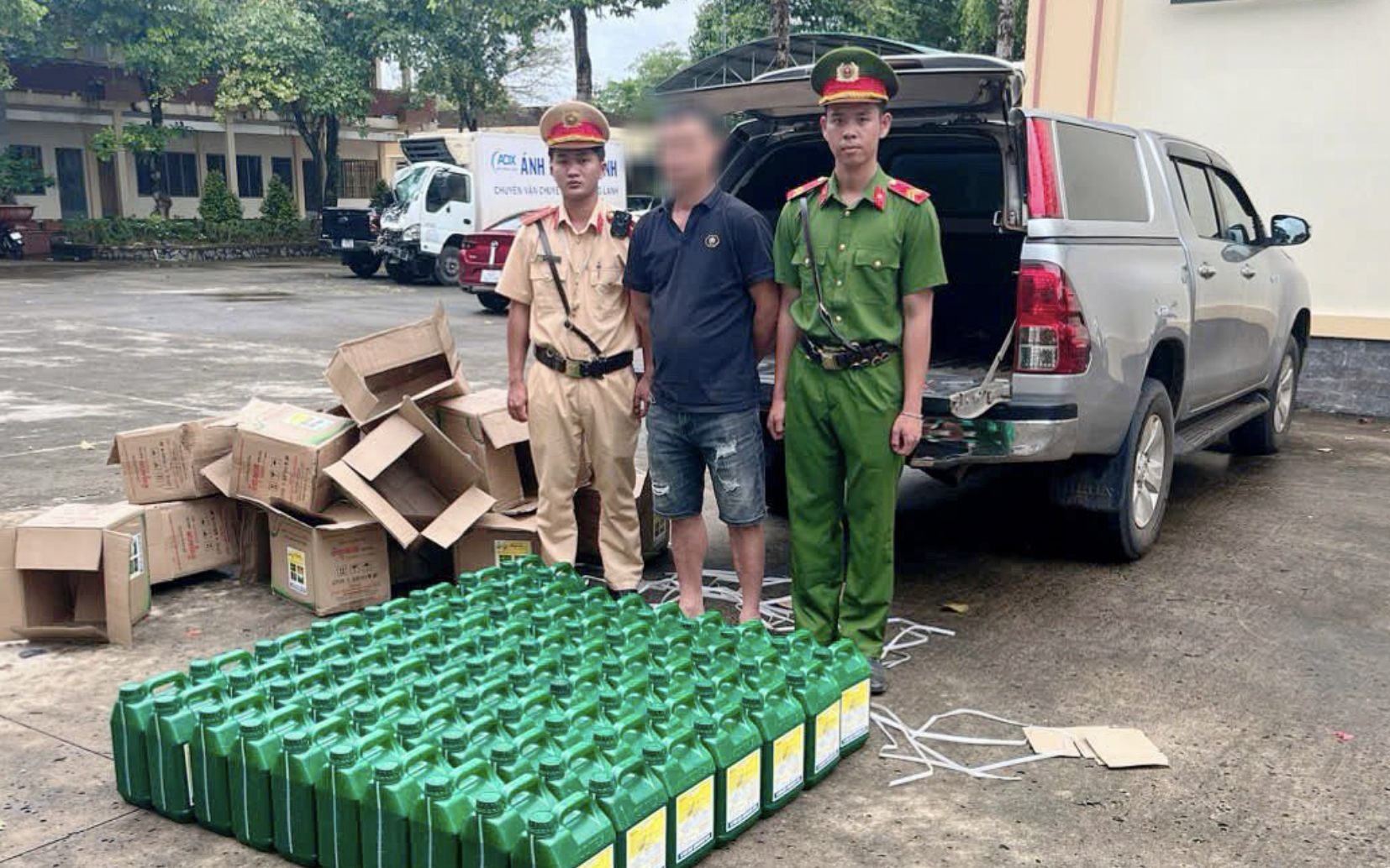 CSGT Đồng Nai ph&aacute;t hiện ma t&uacute;y v&agrave; kim ti&ecirc;m trong cốp của 2 người đi xe m&aacute;y tr&ecirc;n QL51- Ảnh 2.