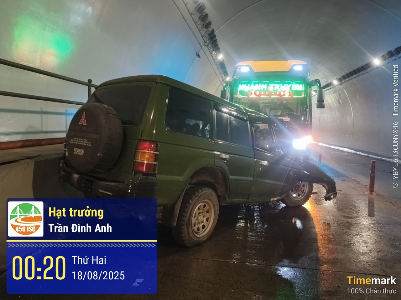 Tai nạn trong hầm Đèo Ngang: Xe khách va chạm ô tô 7 chỗ, 2 người tử vong- Ảnh 1. Tai nạn trong hầm Đèo Ngang: Xe khách va chạm ô tô 7 chỗ, 2 người tử vong- Ảnh 1.