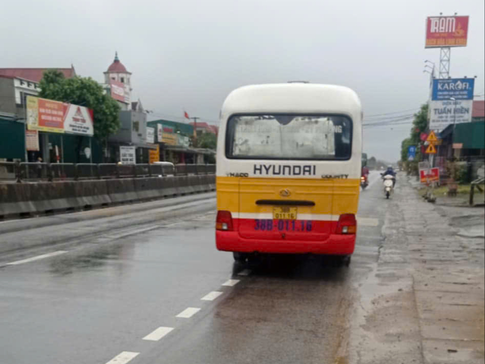 H&agrave; Tĩnh: H&agrave;nh kh&aacute;ch tố bị t&agrave;i xế &ldquo;xe bu&yacute;t nh&aacute;i&rdquo; h&agrave;nh hung khi chụp ảnh- Ảnh 1.